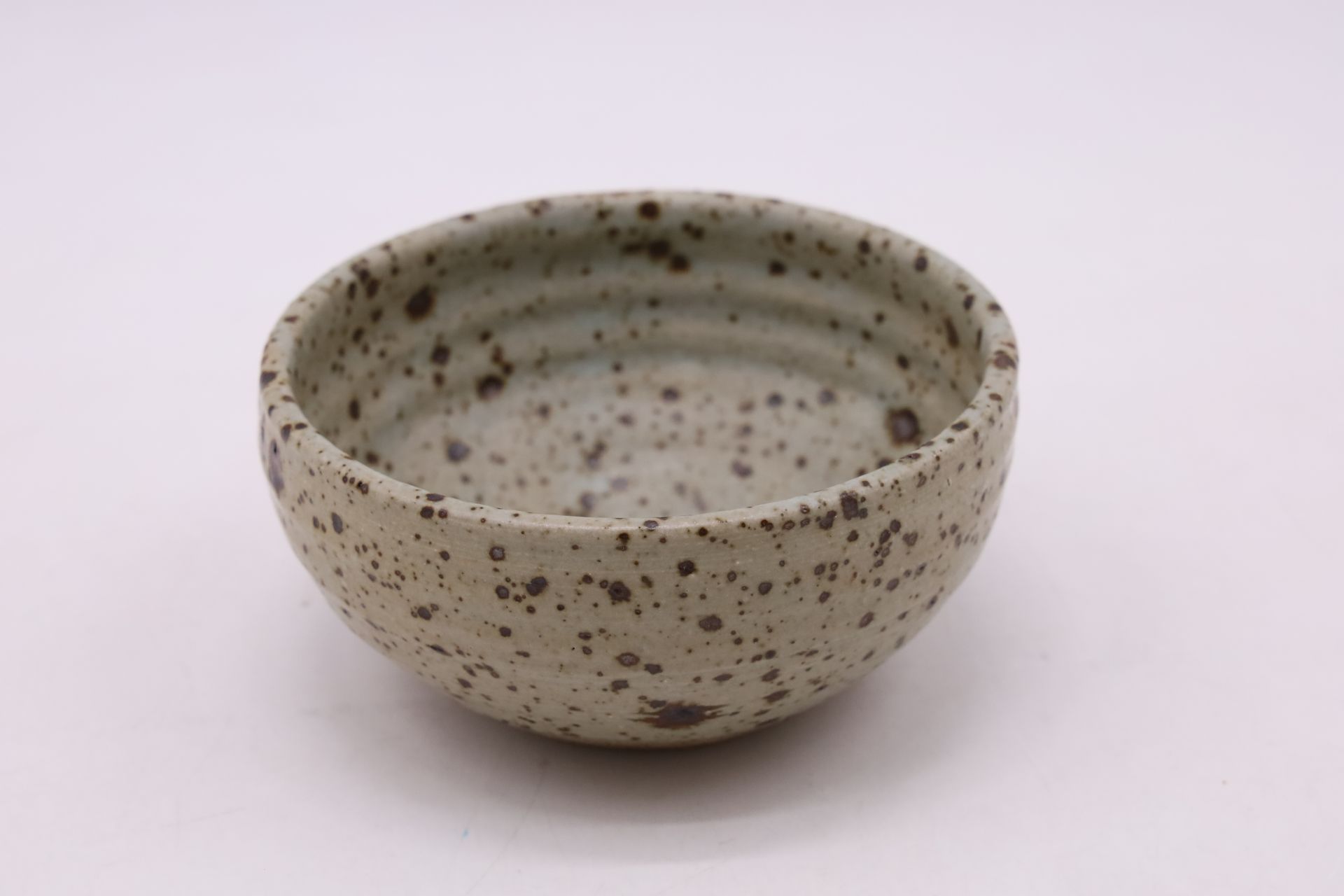 Null Gustave TIFFOCHE (1930-2011), 釉面和斑点的石器碗，碗身略带凹槽，碗跟裸露，1960年代，底座下有签名--高7厘米，深13&hellip;