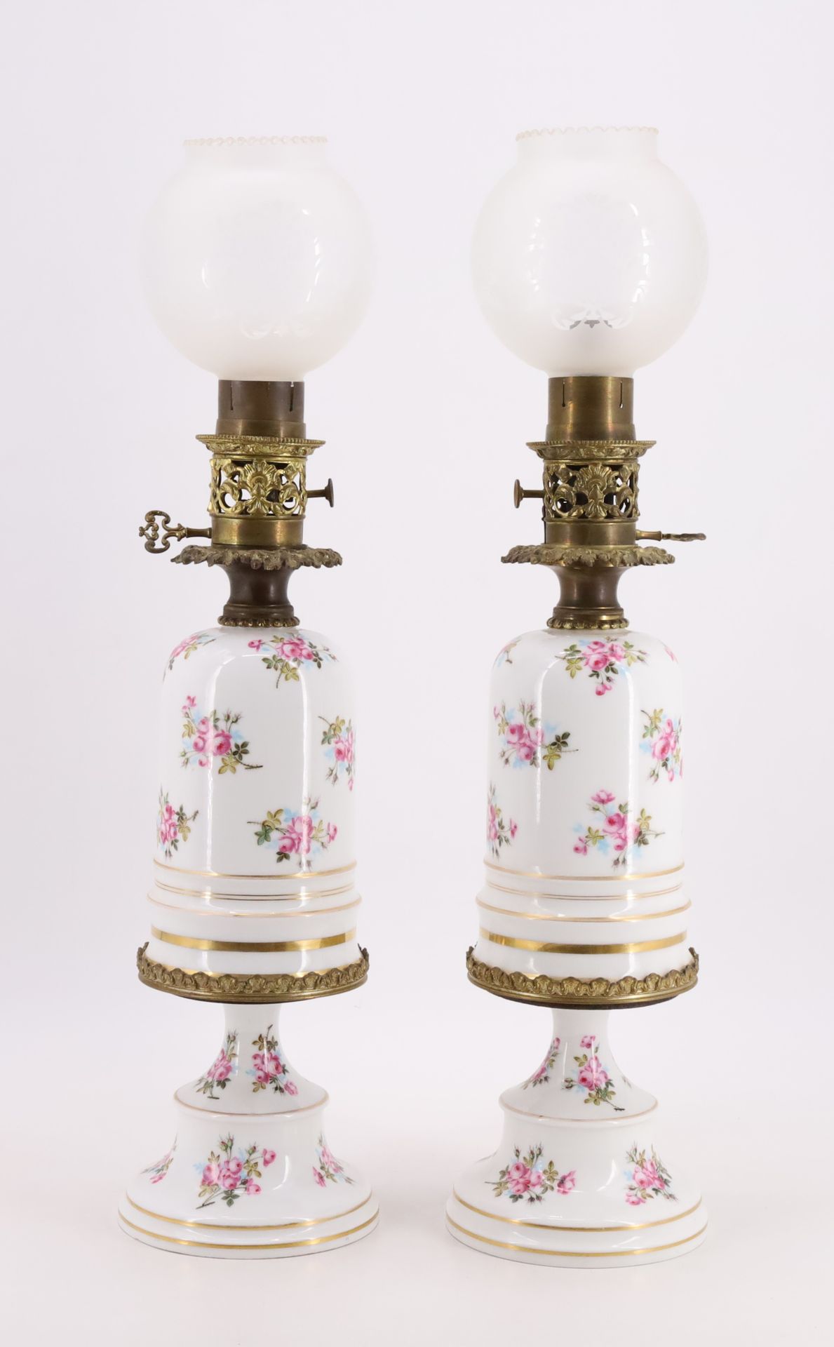 Null Pair of porcelain and brass lampstands decorated with roses, opaque glass g&hellip;