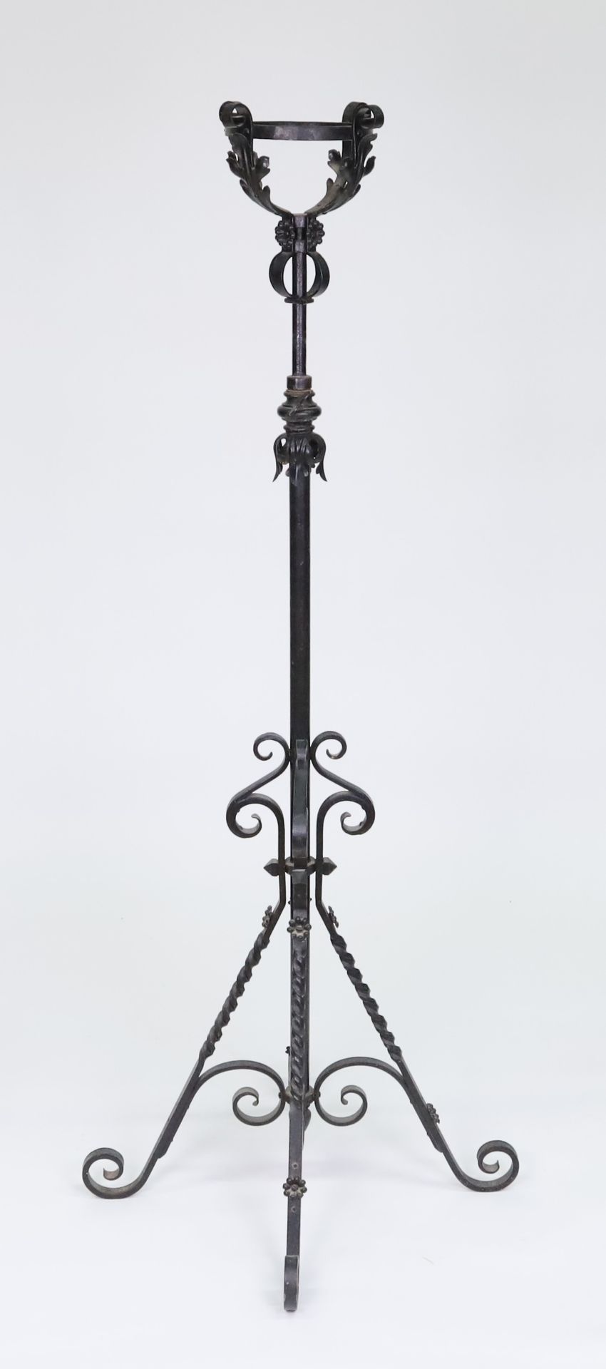 Null Wrought iron torch decorated with scrolls and foliage, quadripod base, 20th&hellip;
