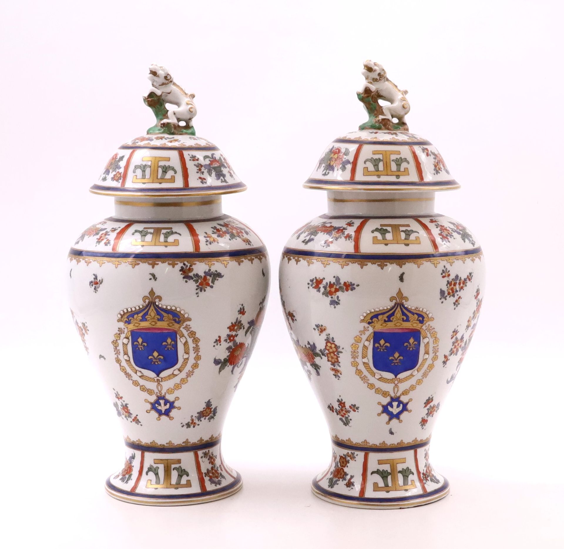Null 萨姆森 - 一对瓷制的有盖花瓶，花瓶呈柱状，装饰着法国的盾牌和花朵，颈部和底座上有刻痕，盖子上有一只狗 - 有萨姆森制造的标记 - 高40厘米