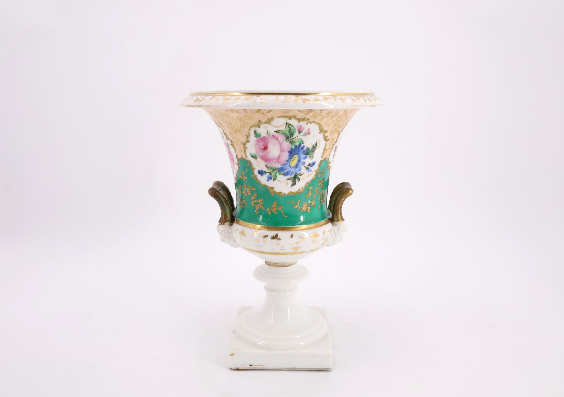 Null Vase in Medici-Form aus Porzellan mit polychromem und emailliertem Dekor vo&hellip;