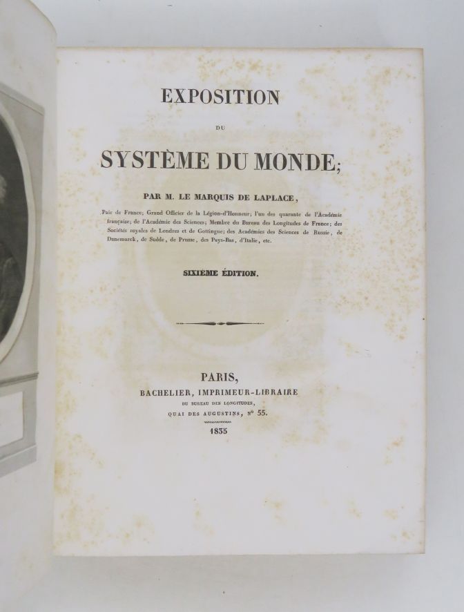 Null LAPLACE（皮埃尔-西蒙，侯爵）。世界体系博览会。巴黎，Bachelier，1835年。

四开本，绿色半小牛皮，光滑的书脊上有装饰，边缘有斑点（&hellip;