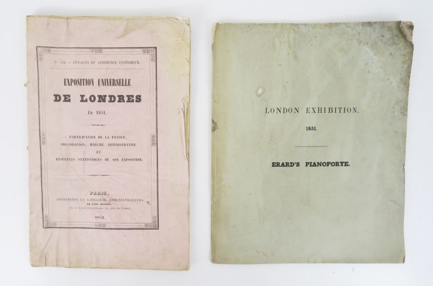 Null [第一届世界博览会]。一套2本罕见的小册子，在1851年伦敦展览时出版。

1851年的伦敦世界博览会。法国的参与、组织、行政程序和其展览的统计结果。&hellip;