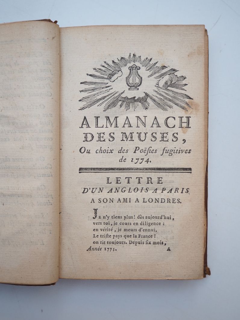 Null 年鉴》。Almanach des Muses. Sl, sn, 1775.

12英寸大理石花纹小牛皮，光滑的书脊上有装饰，标题页（时期装订）。标题上&hellip;