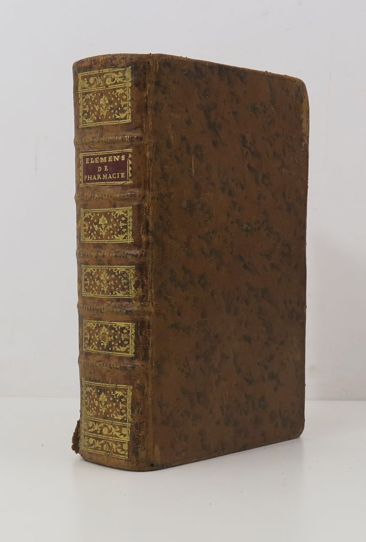 Null BAUME（安托万）。理论和实践药学的要素。巴黎，萨姆森，1784年。

8开本，大理石花纹的哈瓦那基座，书脊有棱纹和装饰，红色边缘（时期装订）。

&hellip;