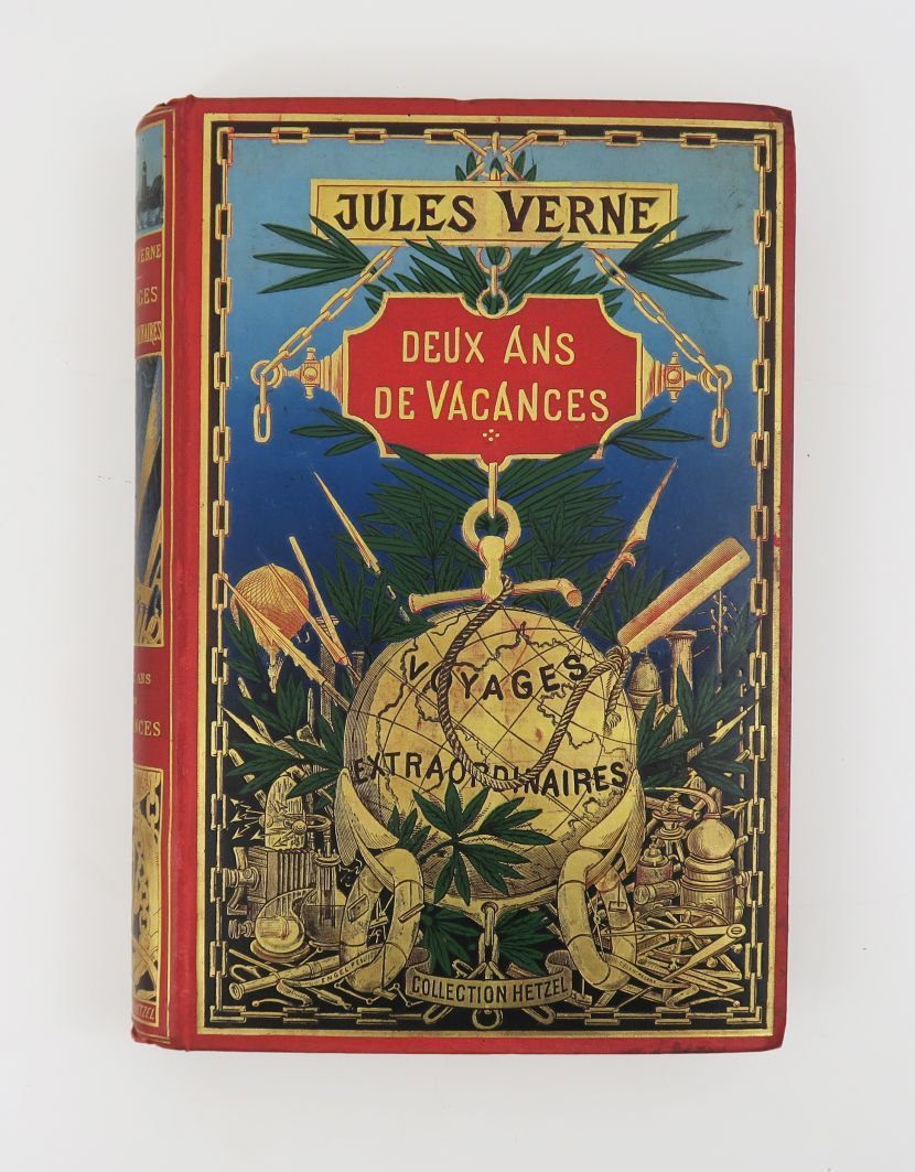 Null VERNE（儒勒）。两年的假期。巴黎，Hetzel，sd（约1901）。

鎏金球板，书脊有灯塔。新鲜的内饰中有些狐疑的地方。装订非常新鲜。一个非常好&hellip;
