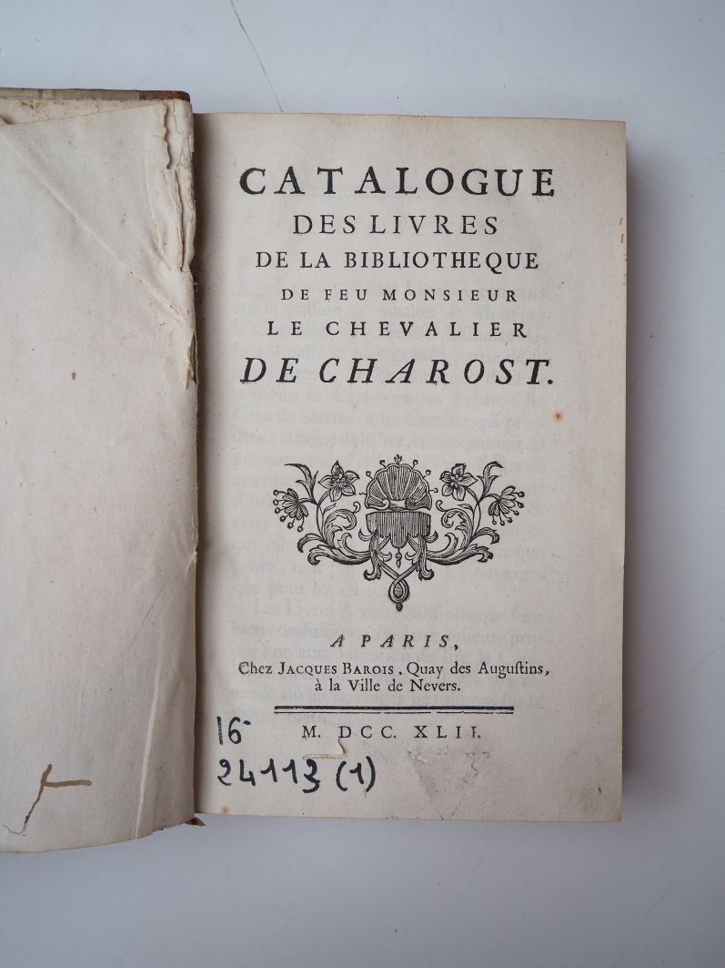 Null [图书目录]。已故Chevalier de Charost图书馆的书籍目录。巴黎，巴鲁瓦，1742年。

8开本的大理石半小牛皮，光滑的书脊上有装饰，&hellip;