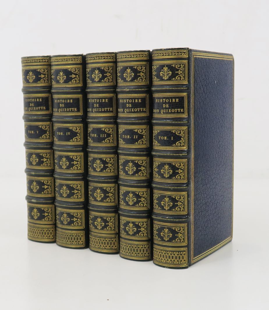 Null CERVANTES（米格尔-德）。令人钦佩的《拉曼恰的堂吉诃德》的历史。巴黎，克劳德-巴尔宾，1681年。

5卷，小12开的蓝色摩洛哥，书脊上有丰富&hellip;