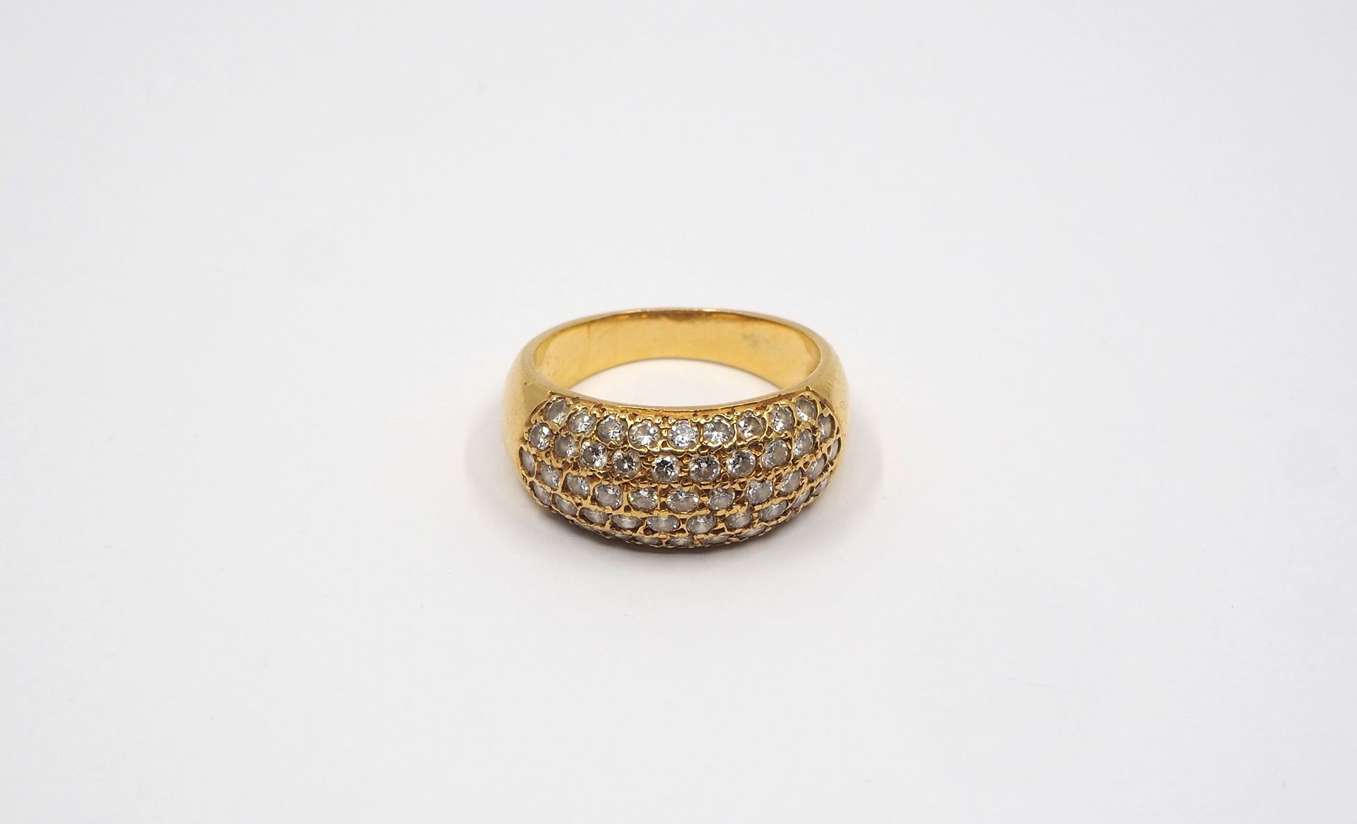 Null Yellow gold ring set with pavé-cut diamonds
Gross weight 5.21 grs