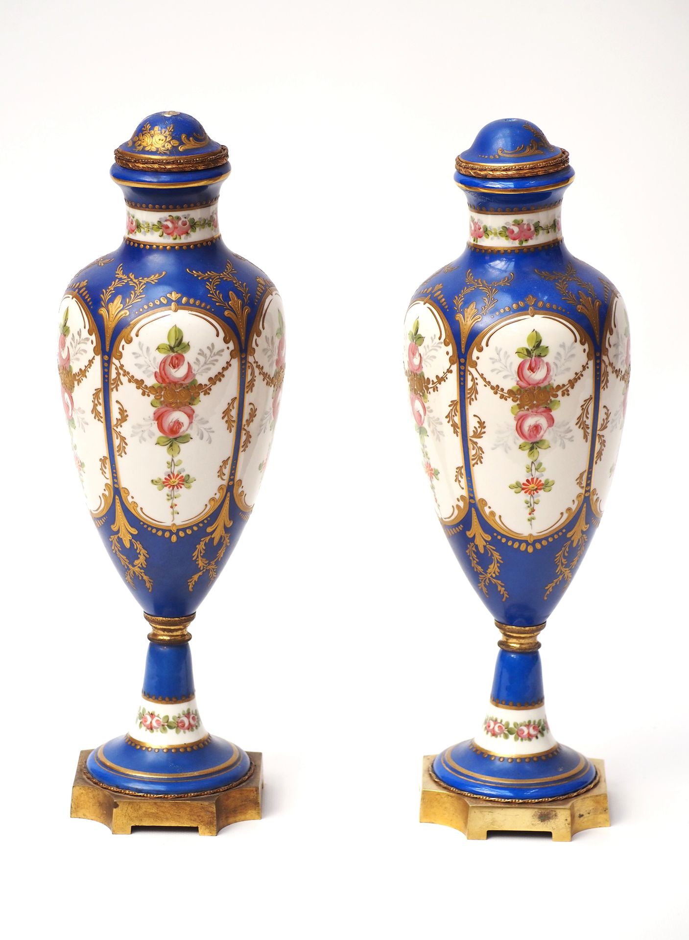 Null Manufacture Jacques TIELES à PARIS
Paire de vases couverts en porcelaine po&hellip;