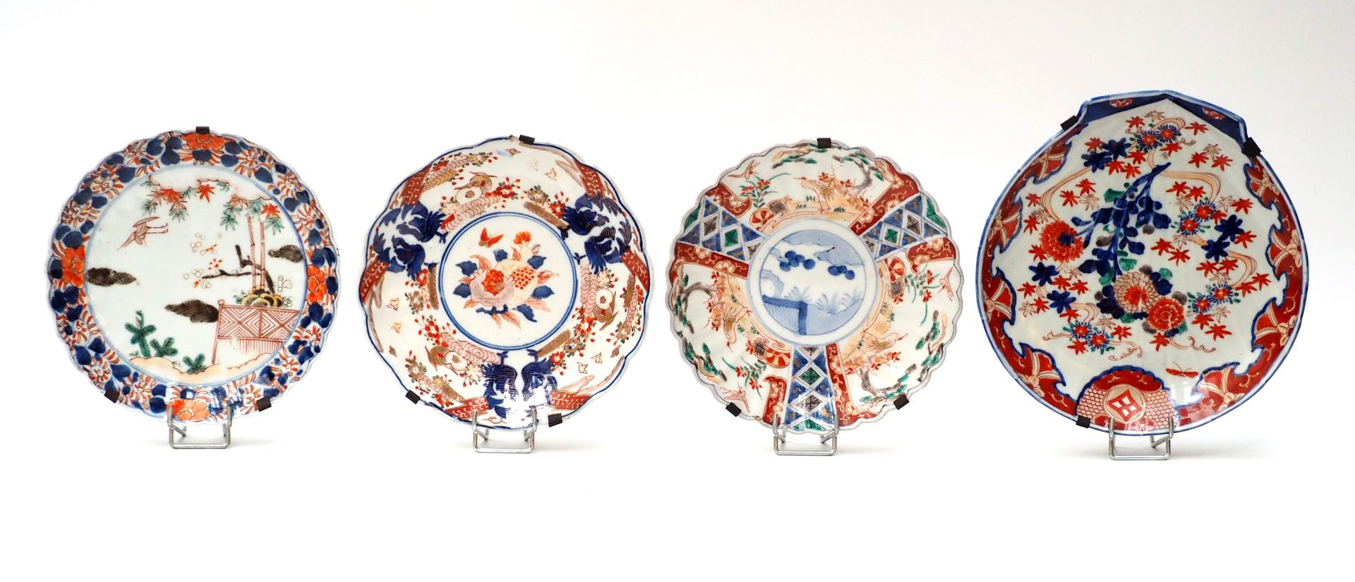 Null 日本
一套四个瓷盘，带有蓝色、红色和金色伊万里花卉、山水和鸟类装饰
直径 21.5 至 24 厘米

碎片