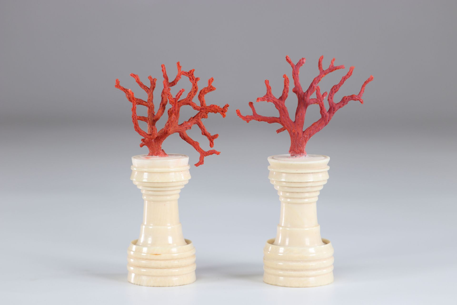Curiosité paire de vases décorés de corail rouge 19ème Curiosité paire de vases &hellip;