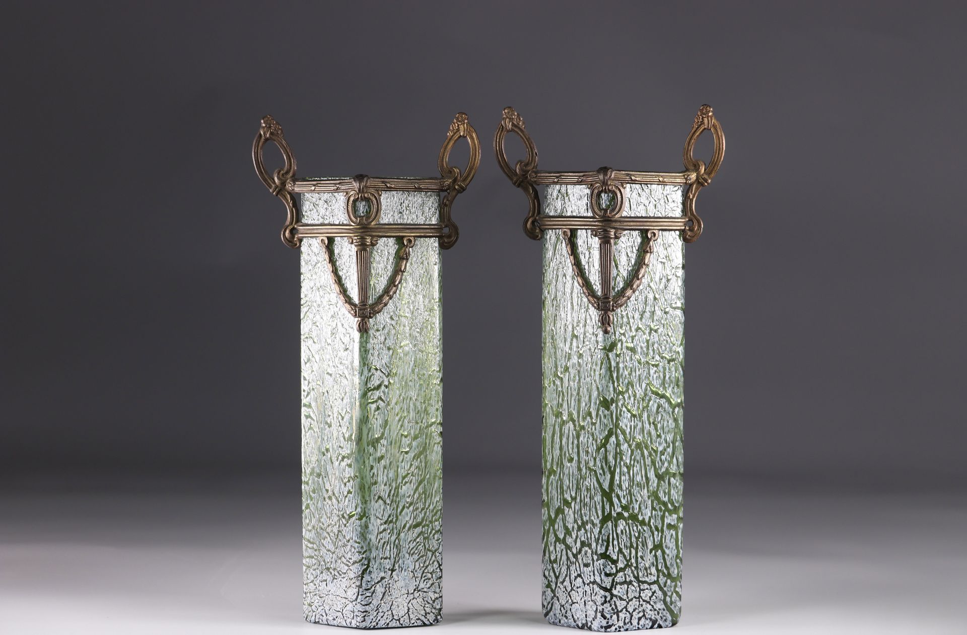 Paire de vases Art Nouveau dans le goût de Loetz vers 1900 Paar Jugendstil-Vasen&hellip;