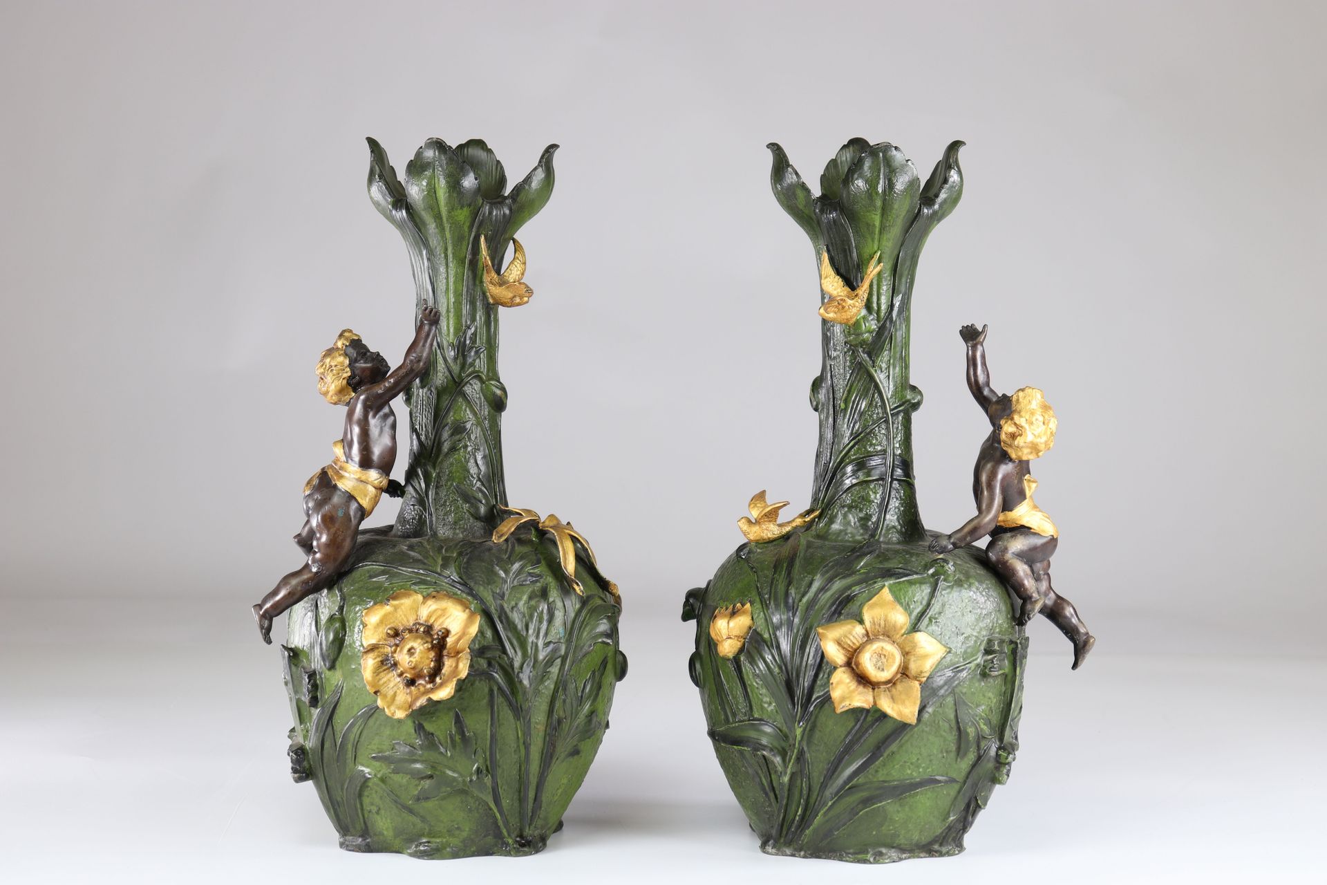 Paire de vases Art Nouveau à décor floral et d'angelots Pair of Art Nouveau vase&hellip;