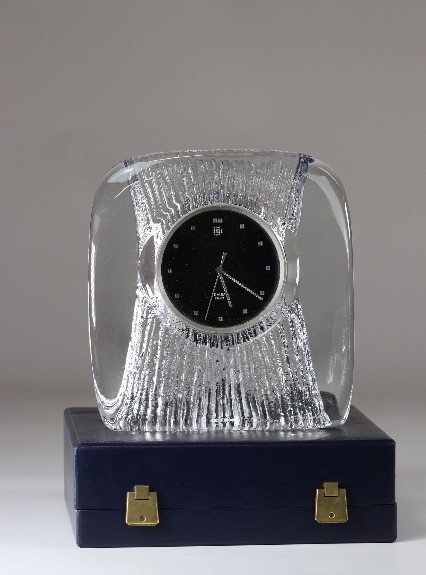 Pendule Daum Nancy dans son coffret Daum Nancy Uhr im Karton
Maße: H=70mm L=210m&hellip;