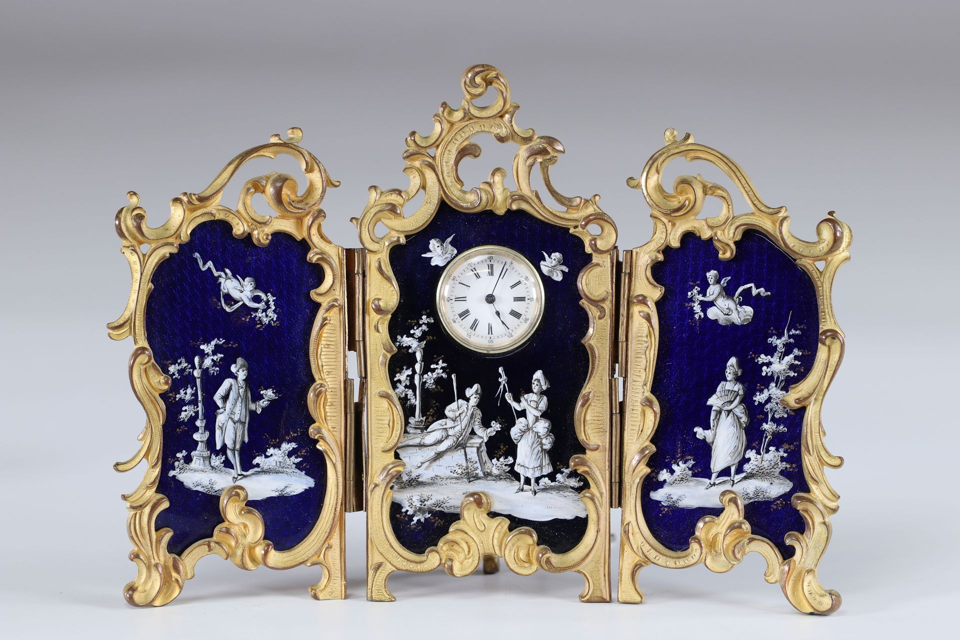 Pendule de bureau triptyque en émail "scène galante Louis XV" Orologio da scriva&hellip;
