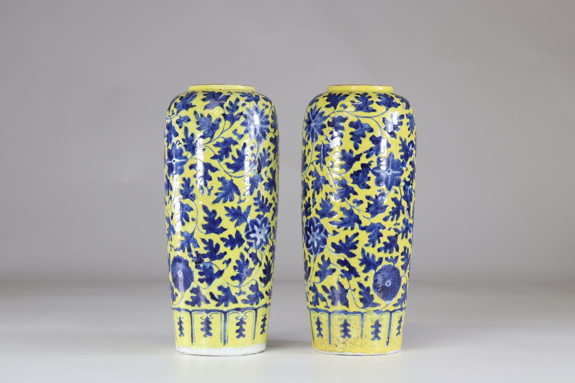 Asie paire de vases en porcelaine sur fond jaune Chine? Asia coppia di vasi in p&hellip;