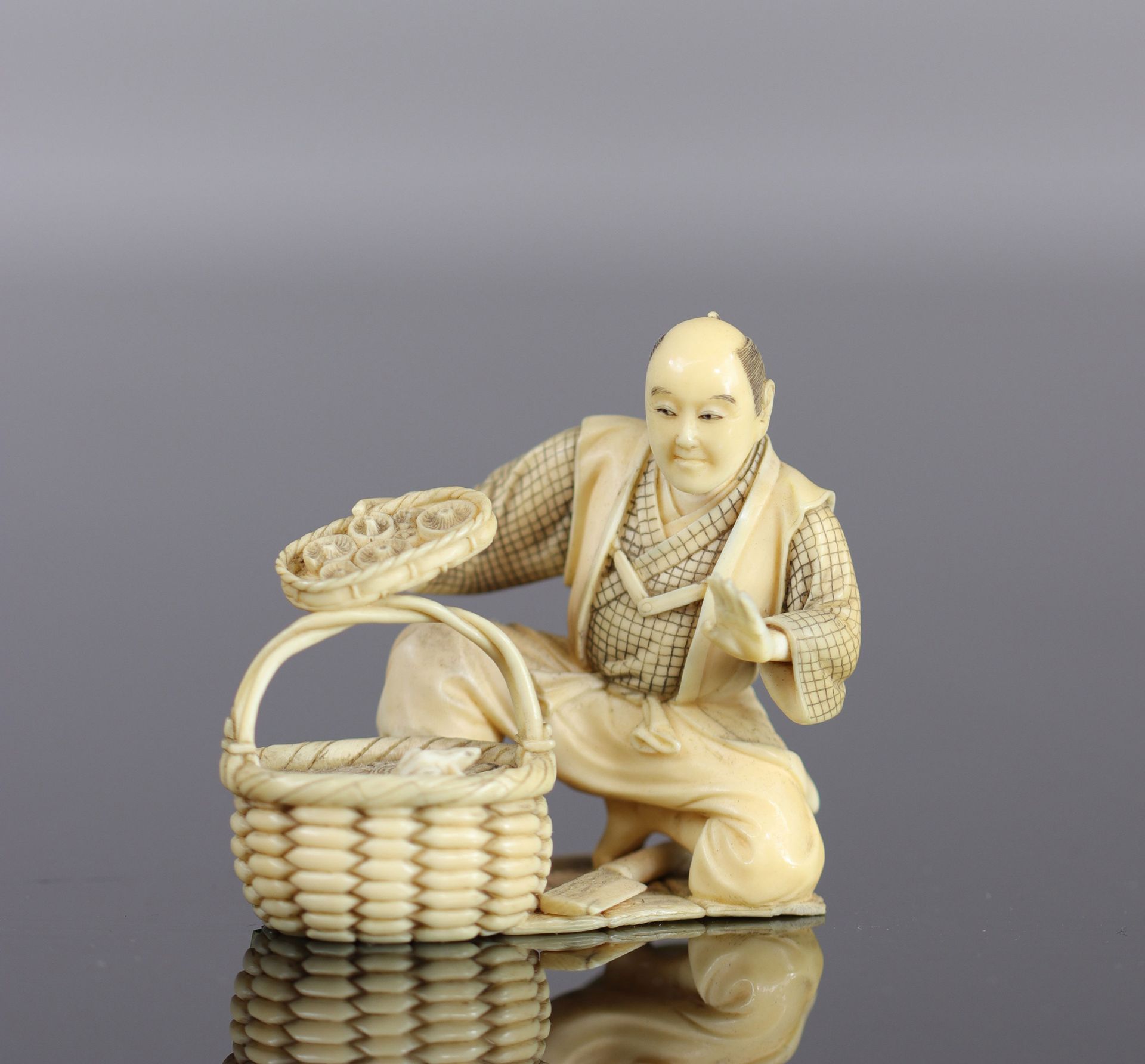 Japon Okimono finement sculpté d'un homme découvrant un carpeau 19ème Japón Okim&hellip;