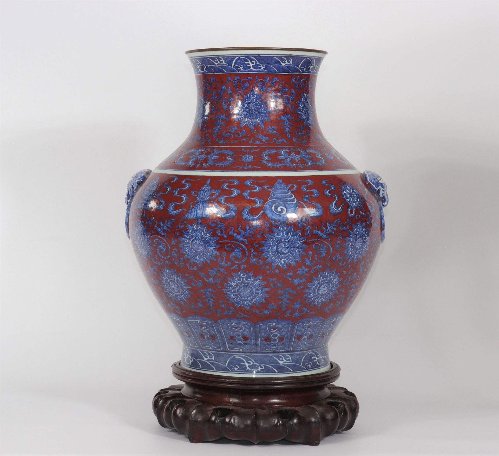 Chine - important vase de forme Hu fond rouge fer blanc bleu - marque Qianlong C&hellip;