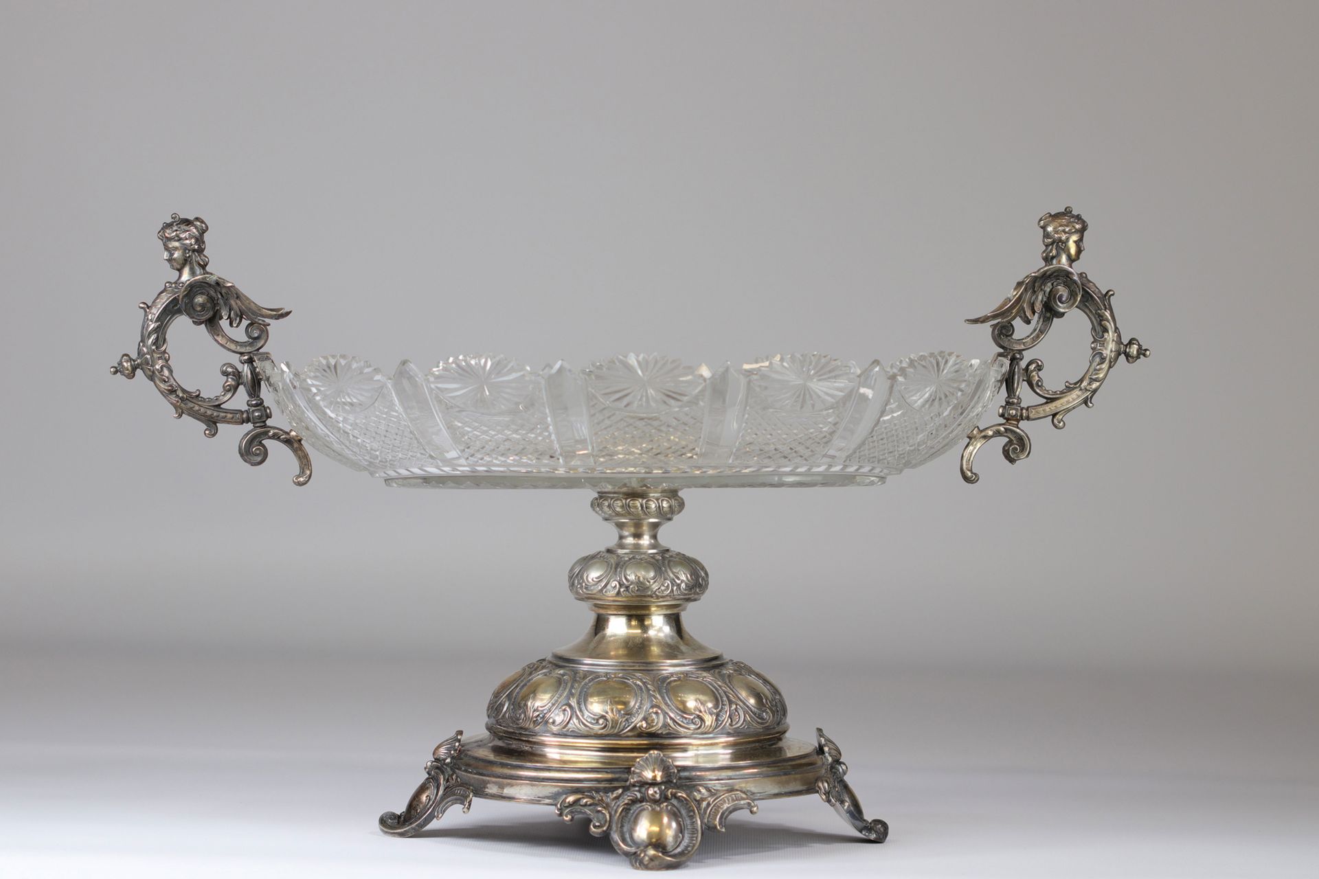 Imposant milieu de table en argent et cristal orné de cariatides 令人印象深刻的银质和水晶中心器&hellip;