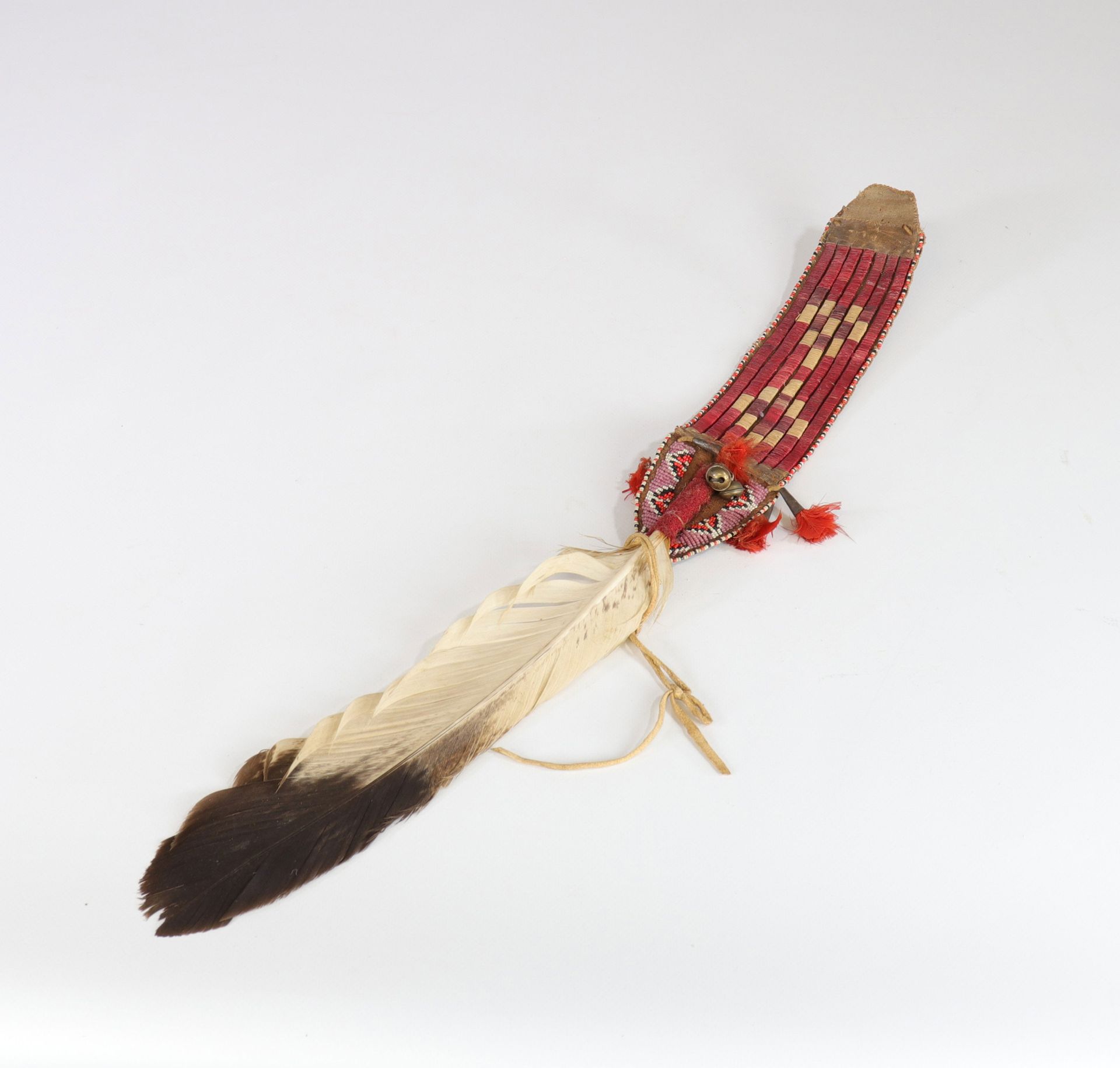 Pluma de águila ceremonial de los indios de las llanuras… 