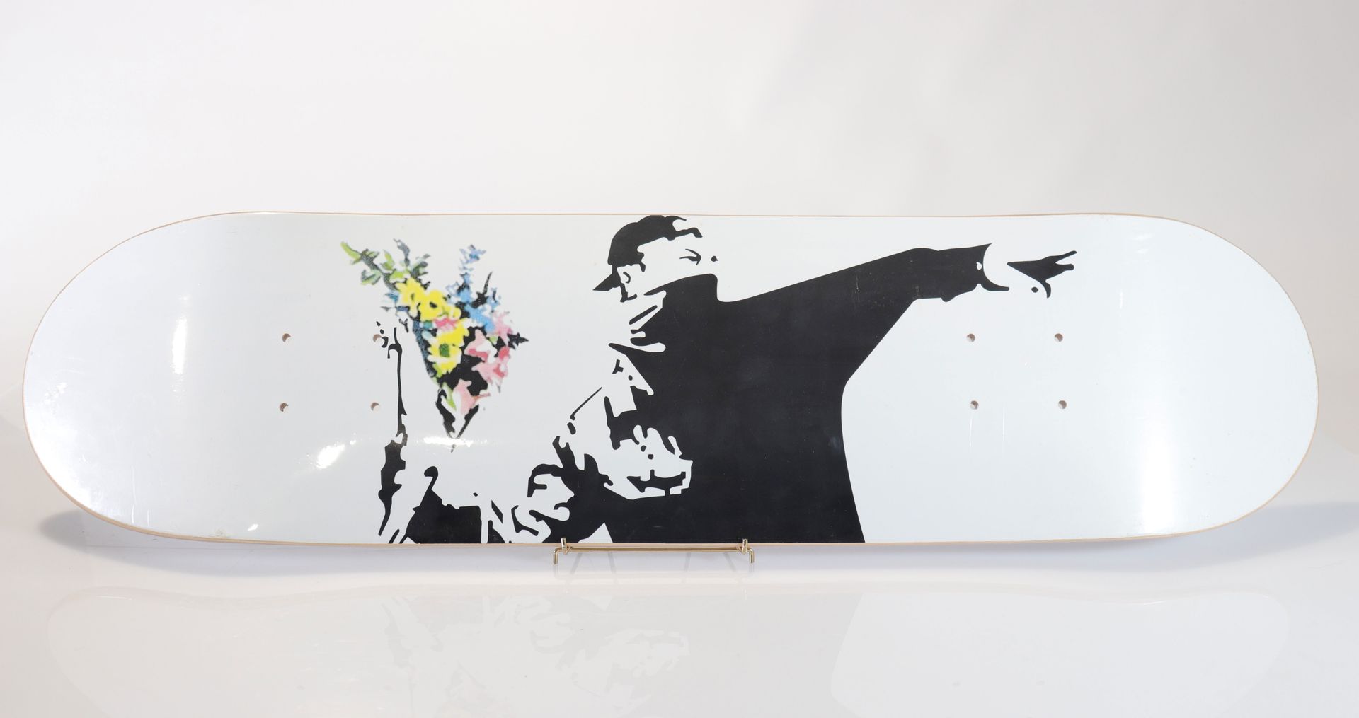 Banksy (d’après) - Flower Thrower, 2018 Sérigraphie sur planche de skateboard Ré&hellip;