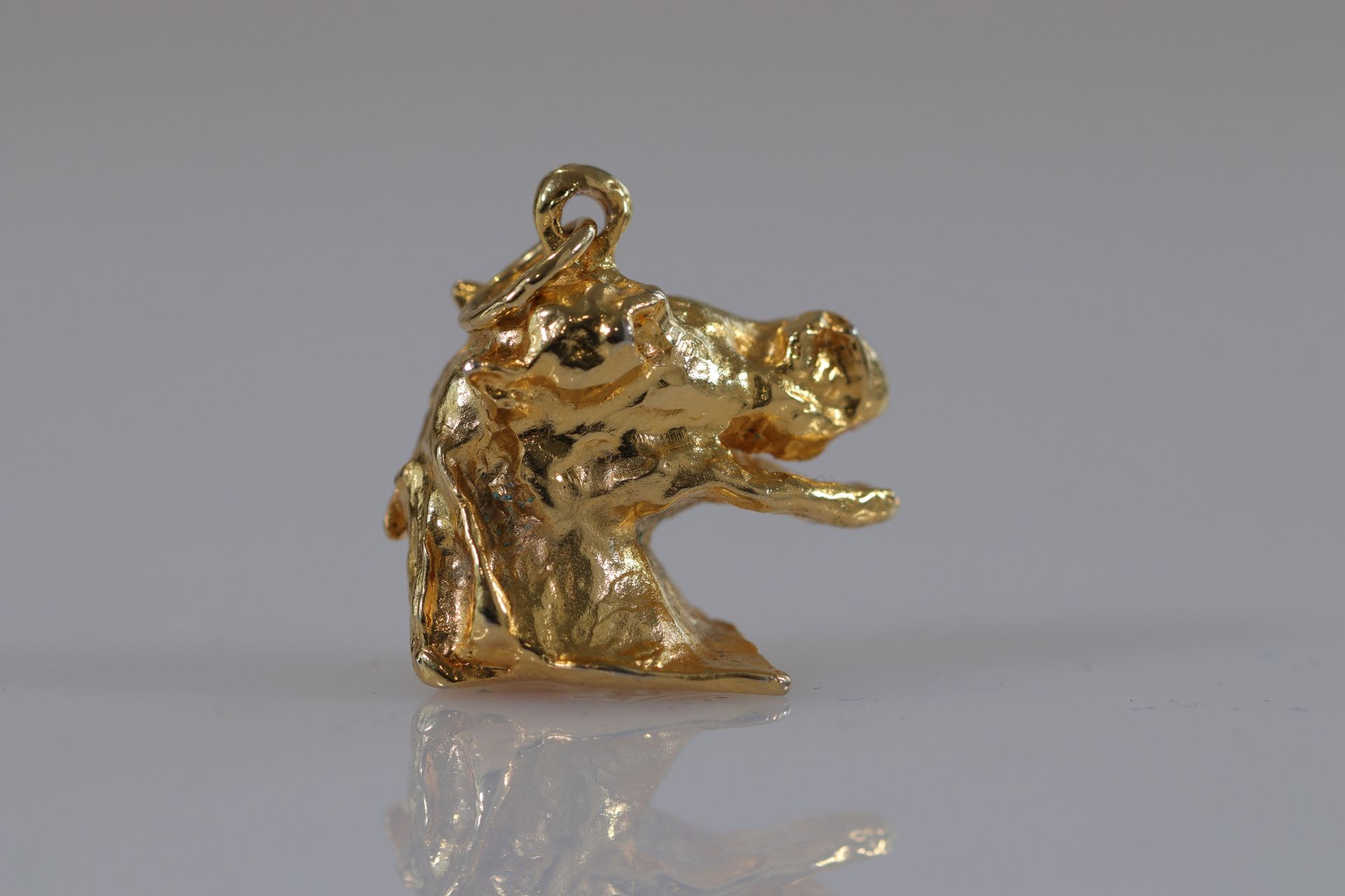 Salvador Dali - Pendentif on bronze doré à l’or fin représentant une tête de che&hellip;