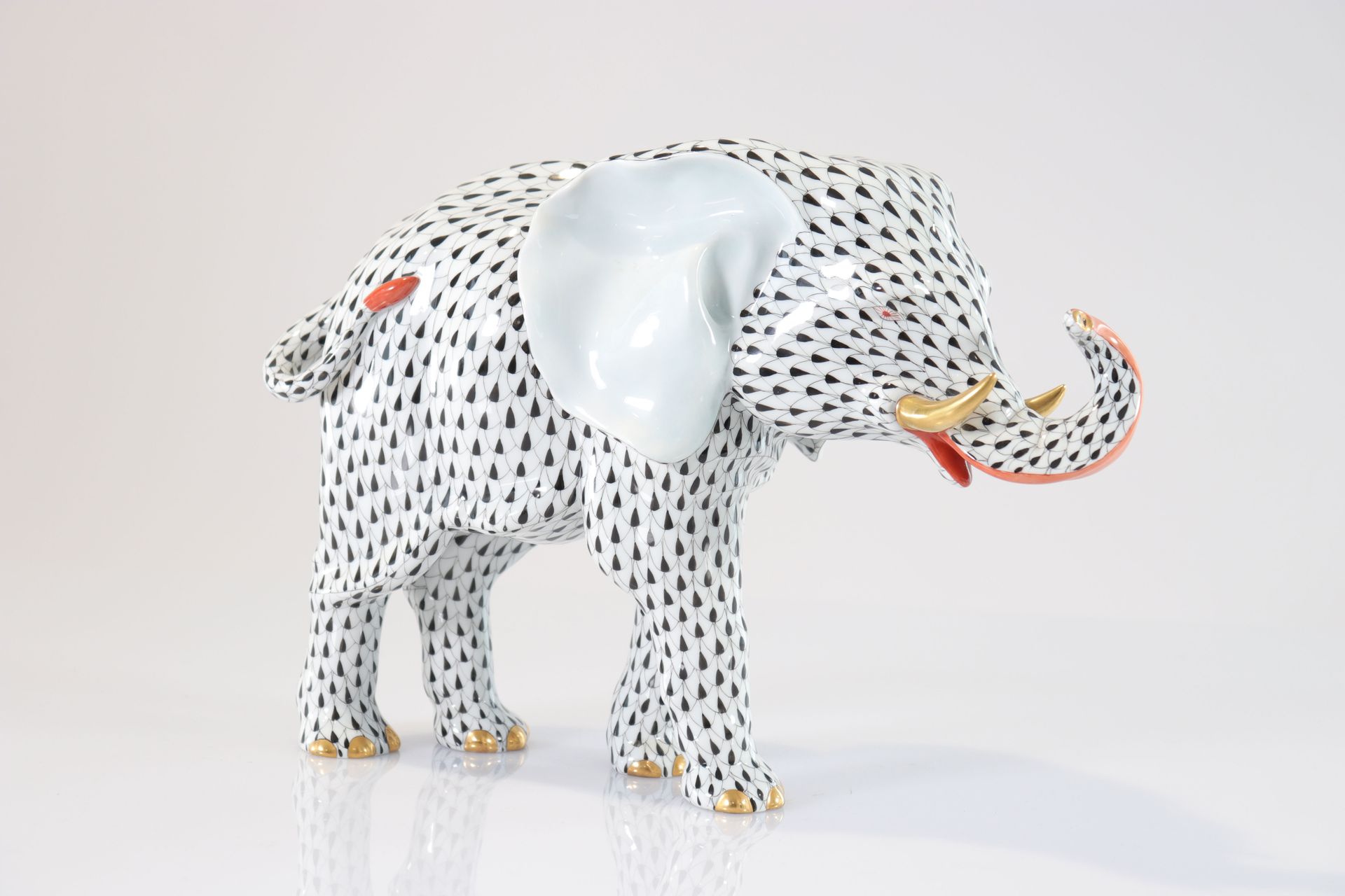 Herend Grand Eléphant porcelaine. Epoque XXème siècle Herend Grand Eléphant porc&hellip;