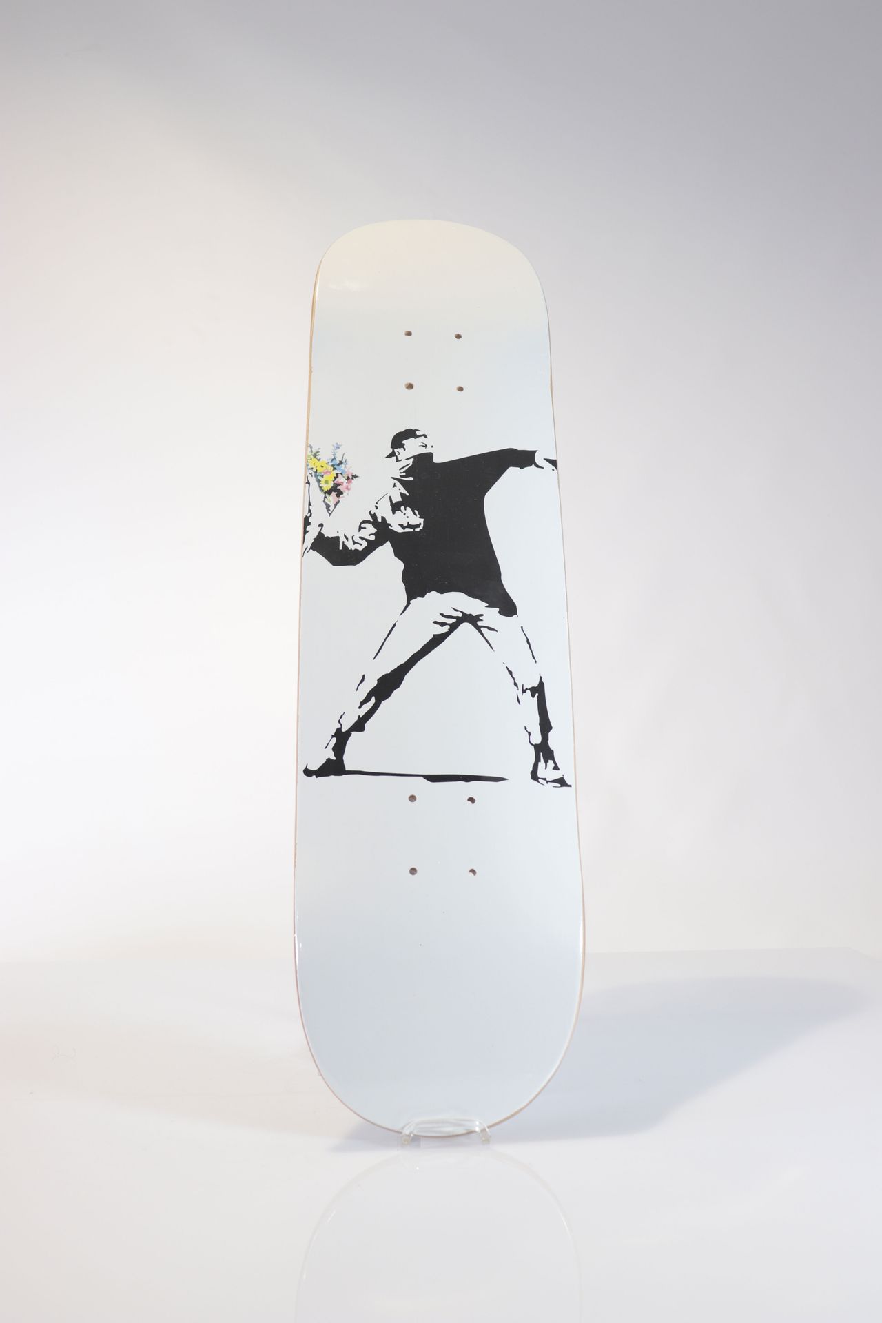 Banksy (d’après) - Flower Thrower, 2018 Sérigraphie sur planche de skateboard Ré&hellip;