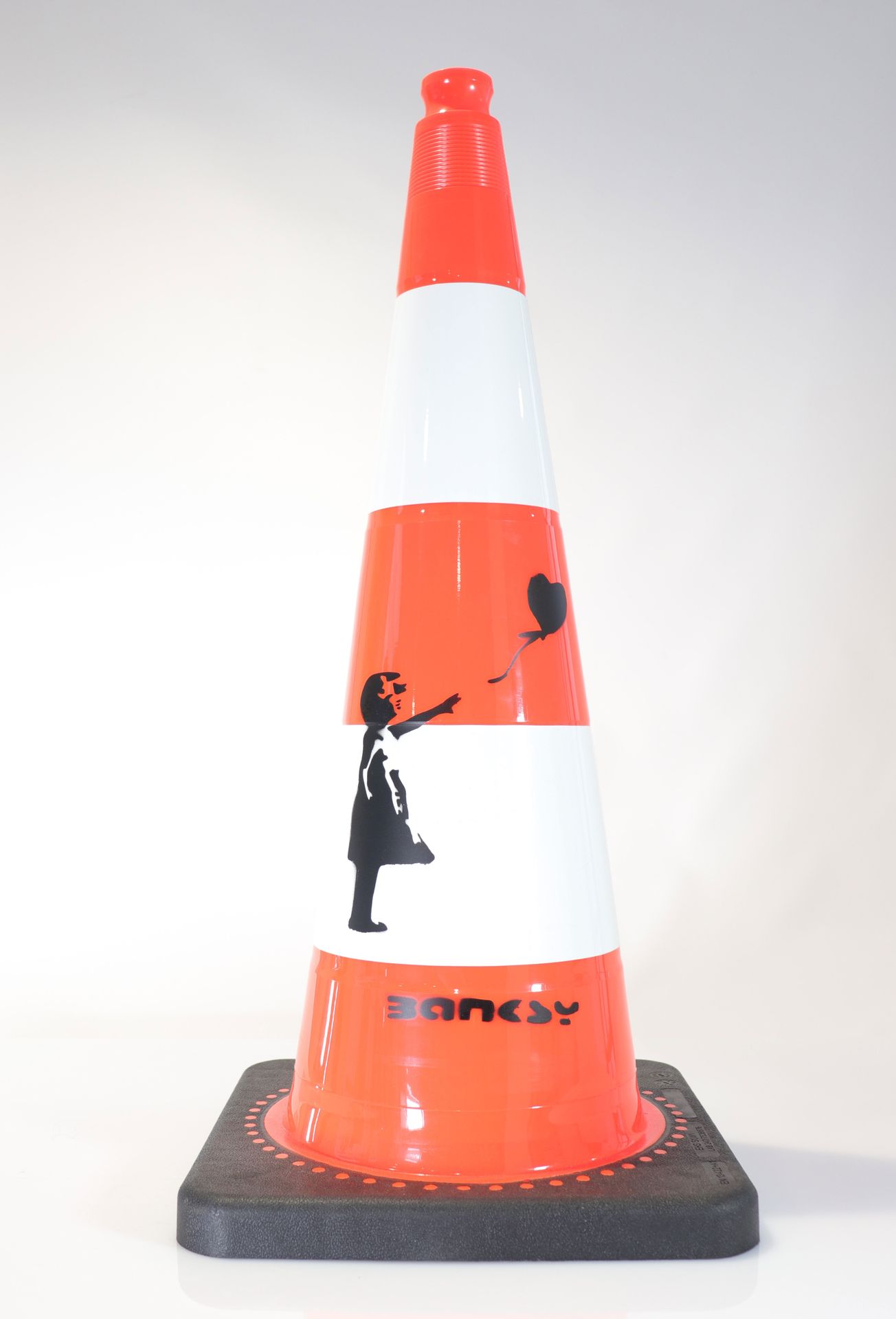 Banksy (après) - Fille avec ballon (cône de circulation) Pochoir sur cône de cir&hellip;