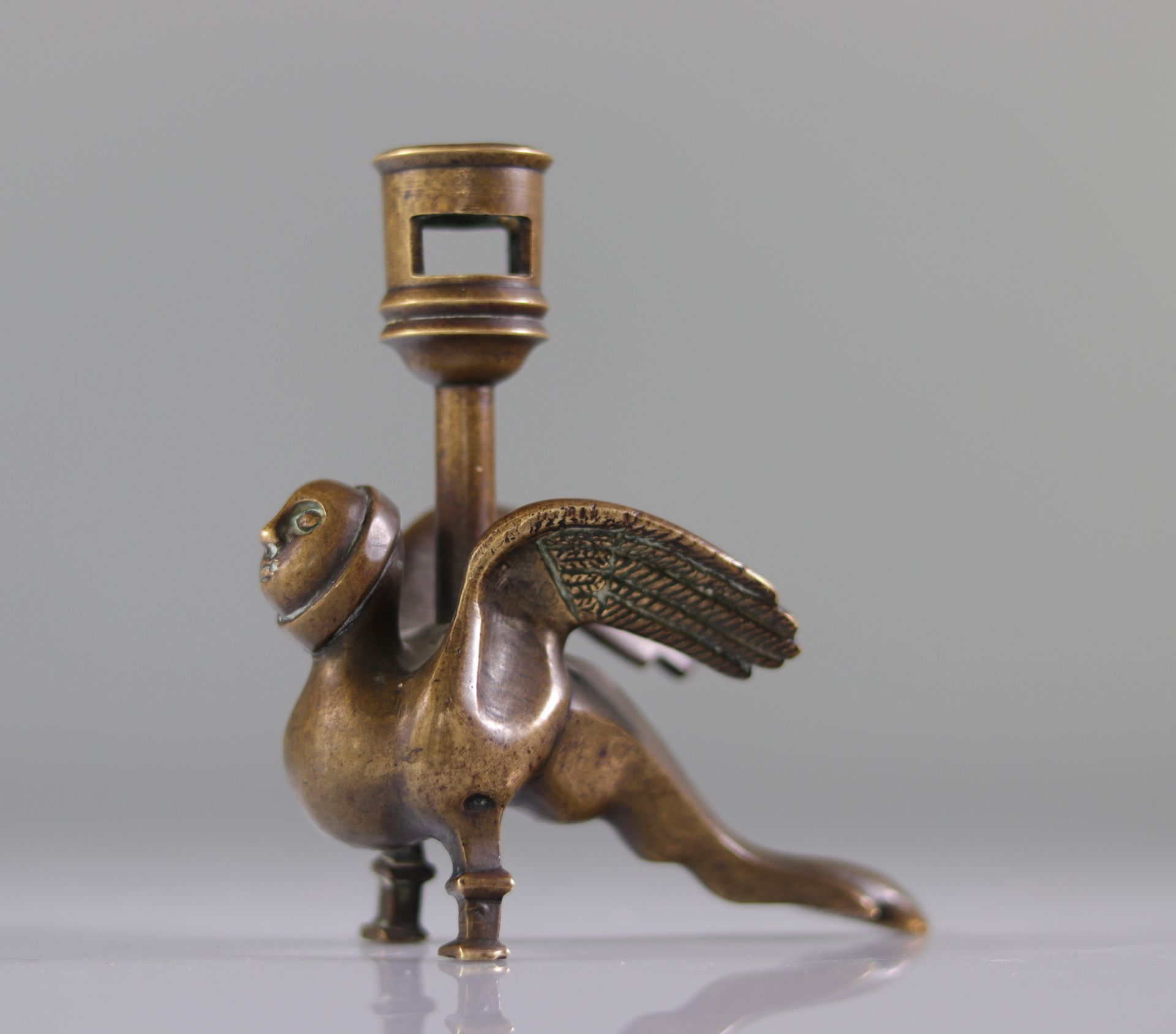 Exceptionnel bougeoir 12ème en bronze en forme de harpie 12世纪的特殊青铜烛台，形状是一个女妖--腿被&hellip;