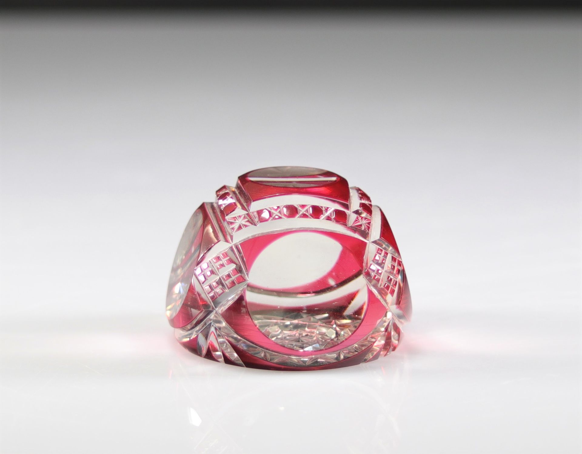 Presse-papiers. Val Saint-Lambert taillé fond rouge Paperweight. Val Saint-Lambe&hellip;