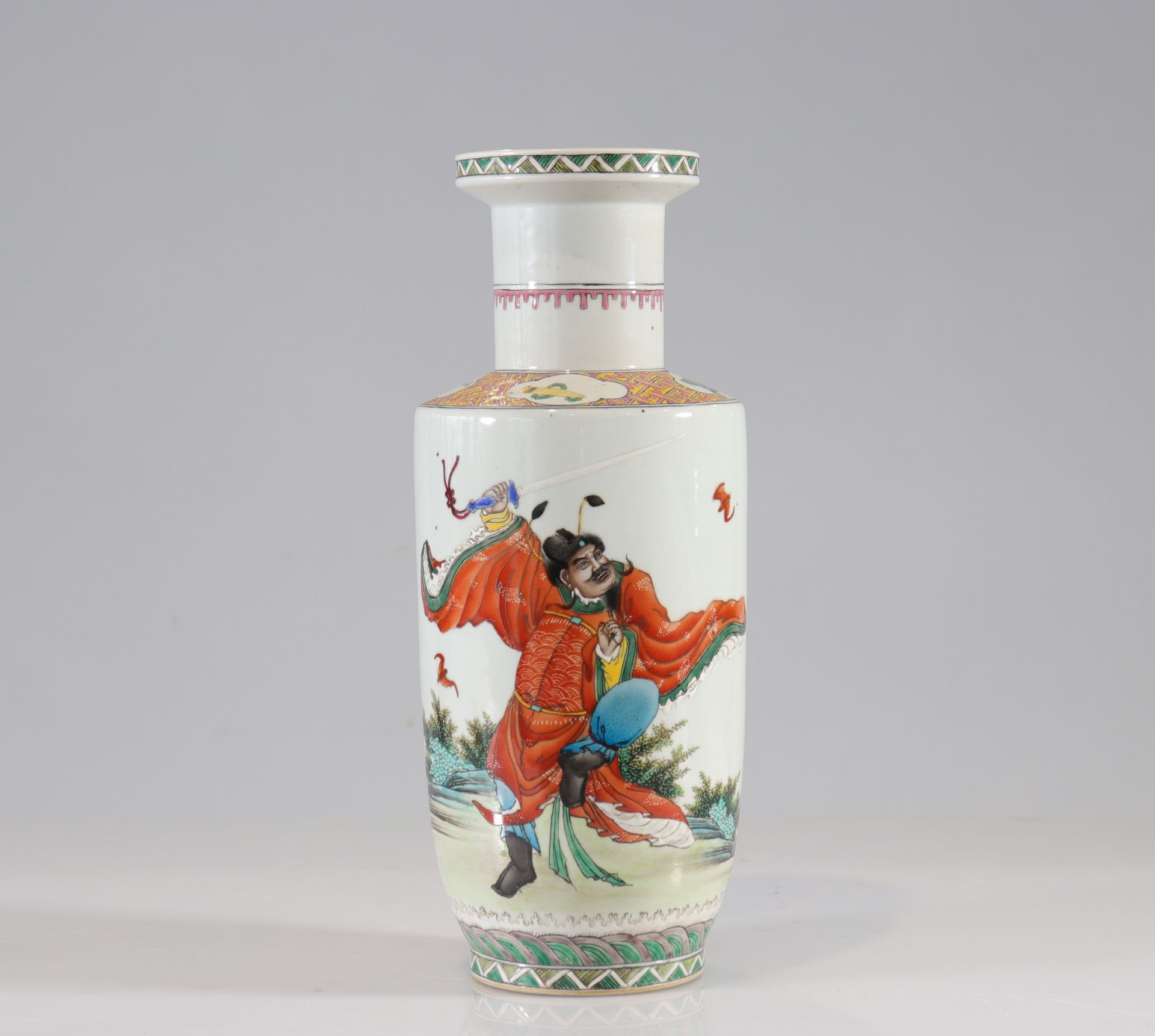 Null Jarrón de porcelana china con decoración de guerreros
Peso: 2,47 kg
Región:&hellip;
