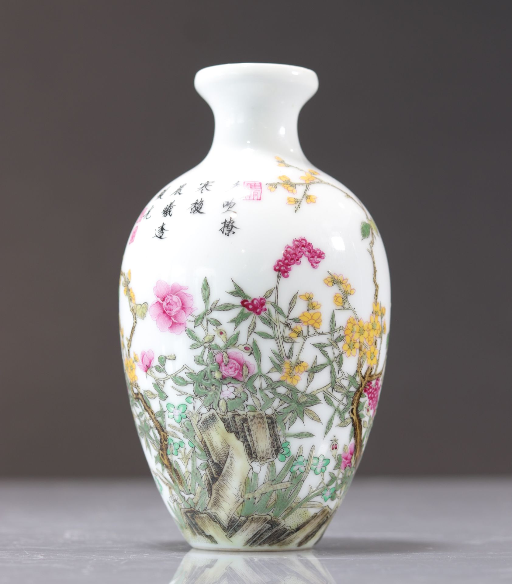 Null Vase en porcelaine à décor de fleurs marque Qianlong époque république
Poid&hellip;