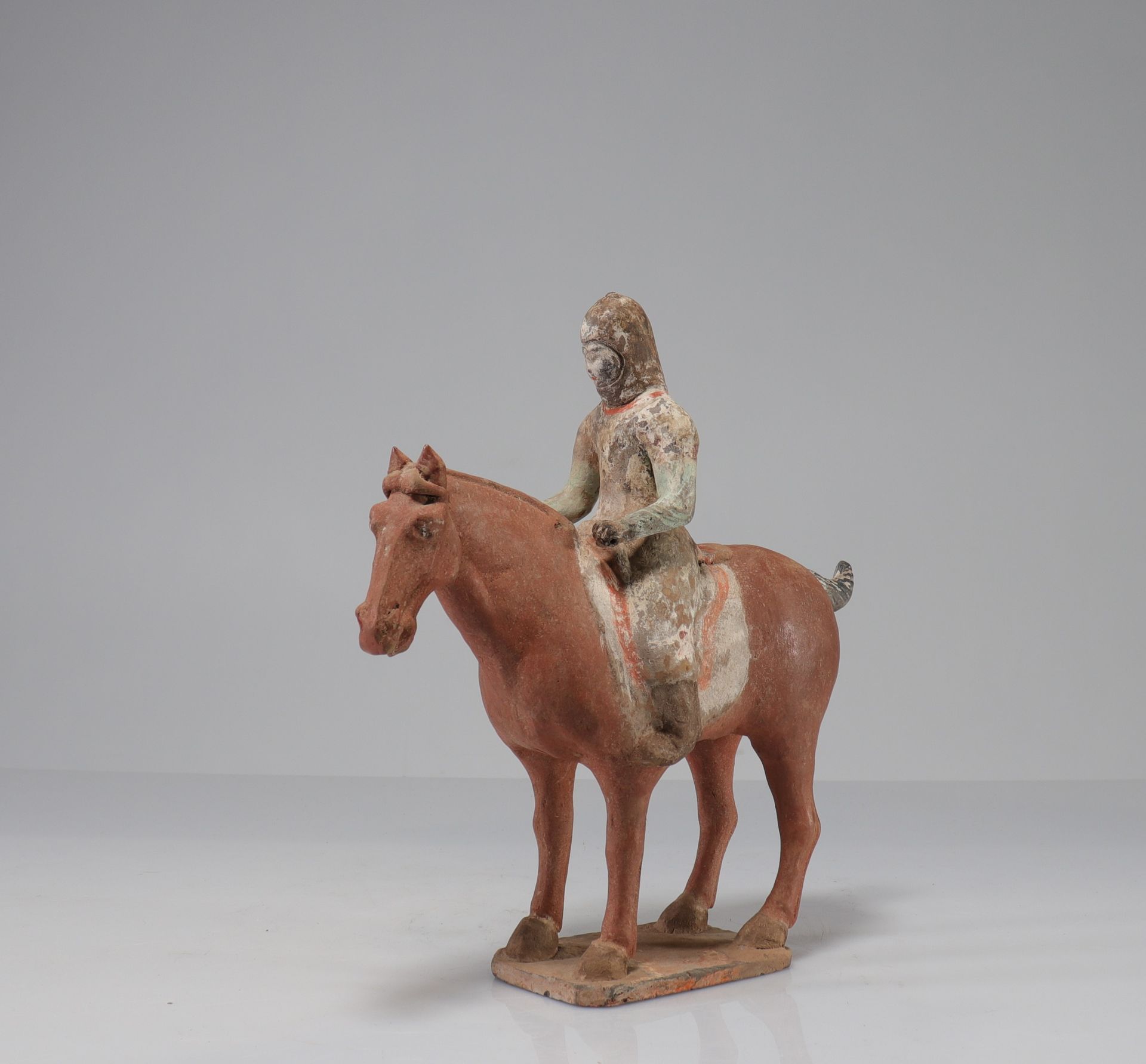 Null CHINE - Époque TANG (618-907) Cavalière à cheval à l'arrêt Terre cuite à tr&hellip;