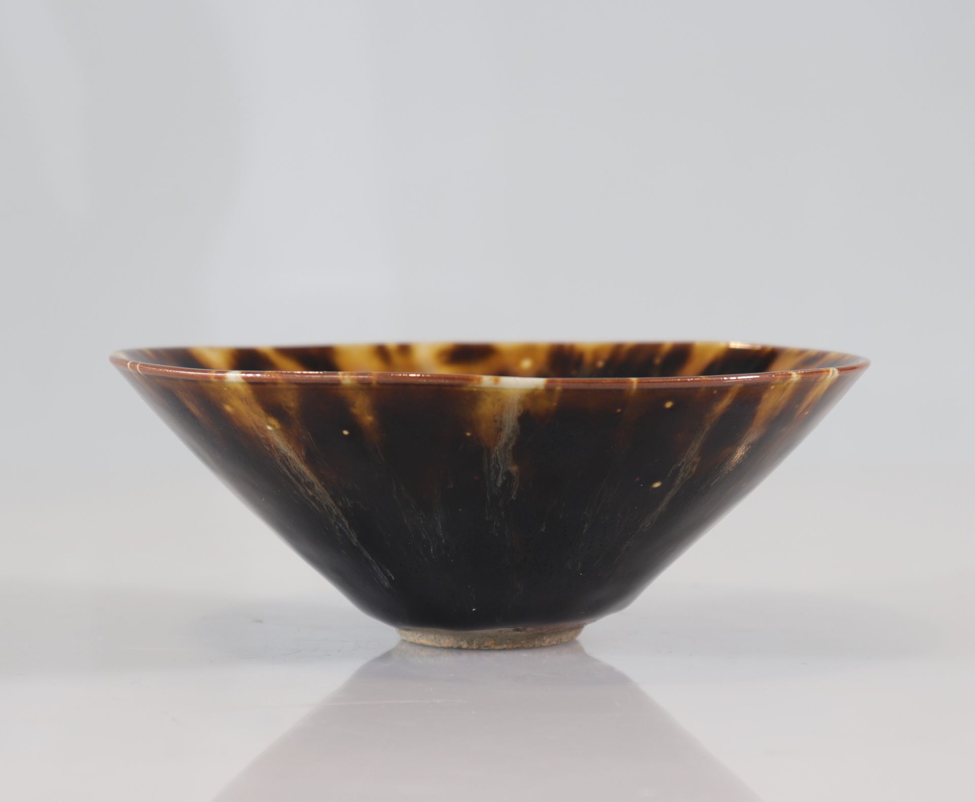 Null A Jizhou tortoiseshell tea bowl, Southern Song Dynasty
Weight: 375 g
Region&hellip;
