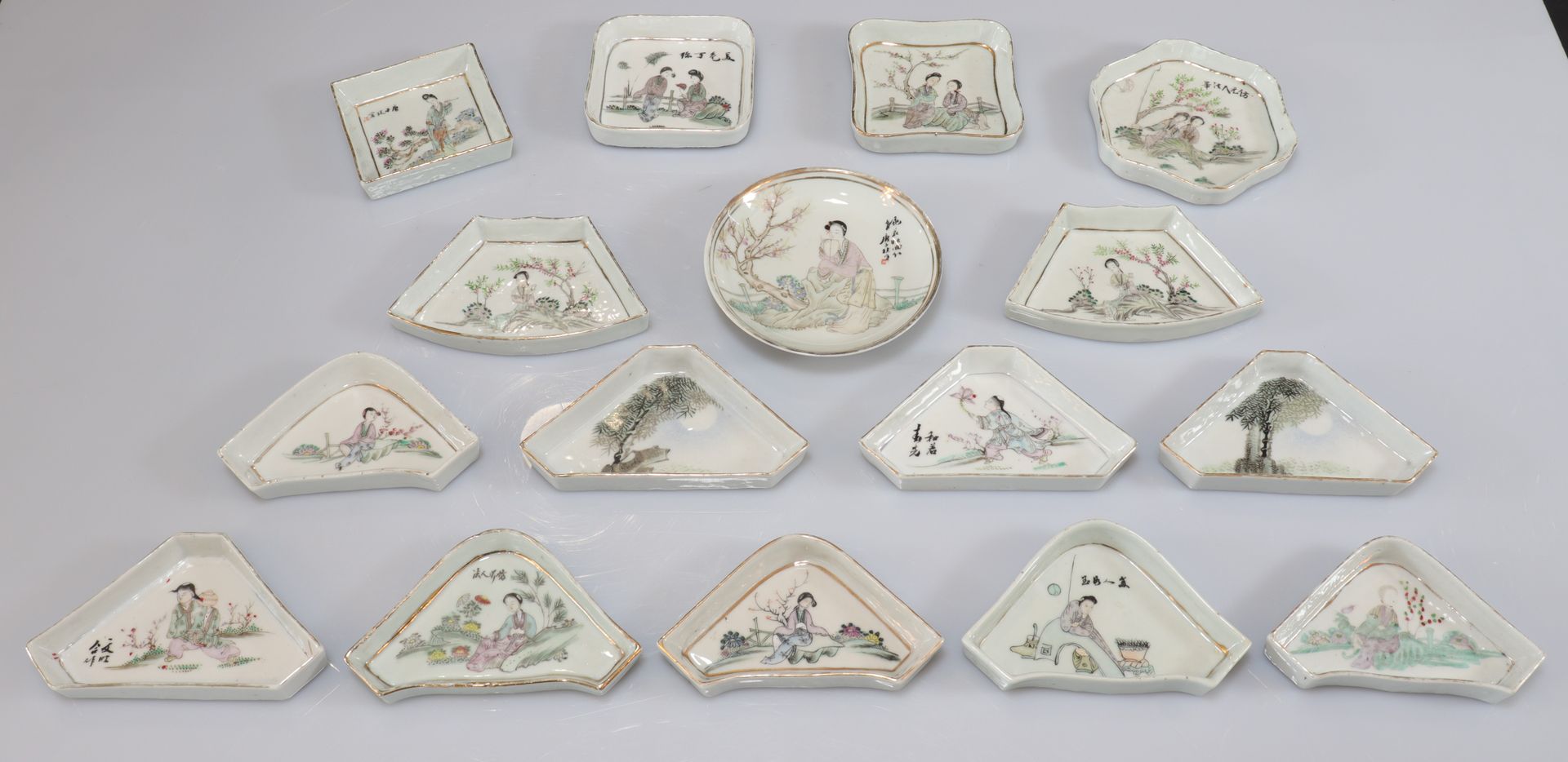 Null Important batch of porcelain dishes decorated with characters
Weight: 1.50 &hellip;