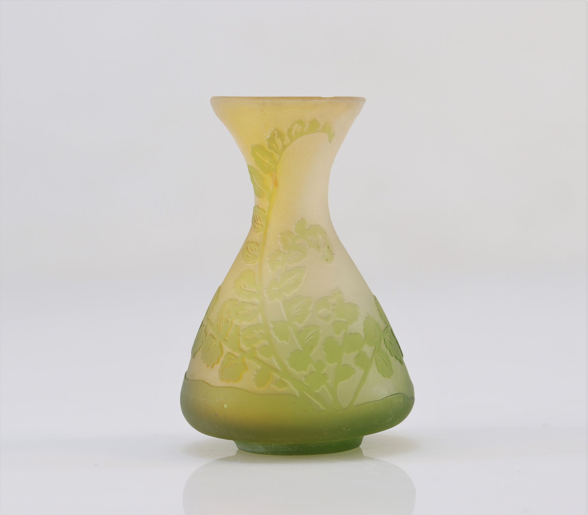 Null Emile Gallé vase with flowers
Weight: 280 g
Region: France
Dimensions: H=95&hellip;