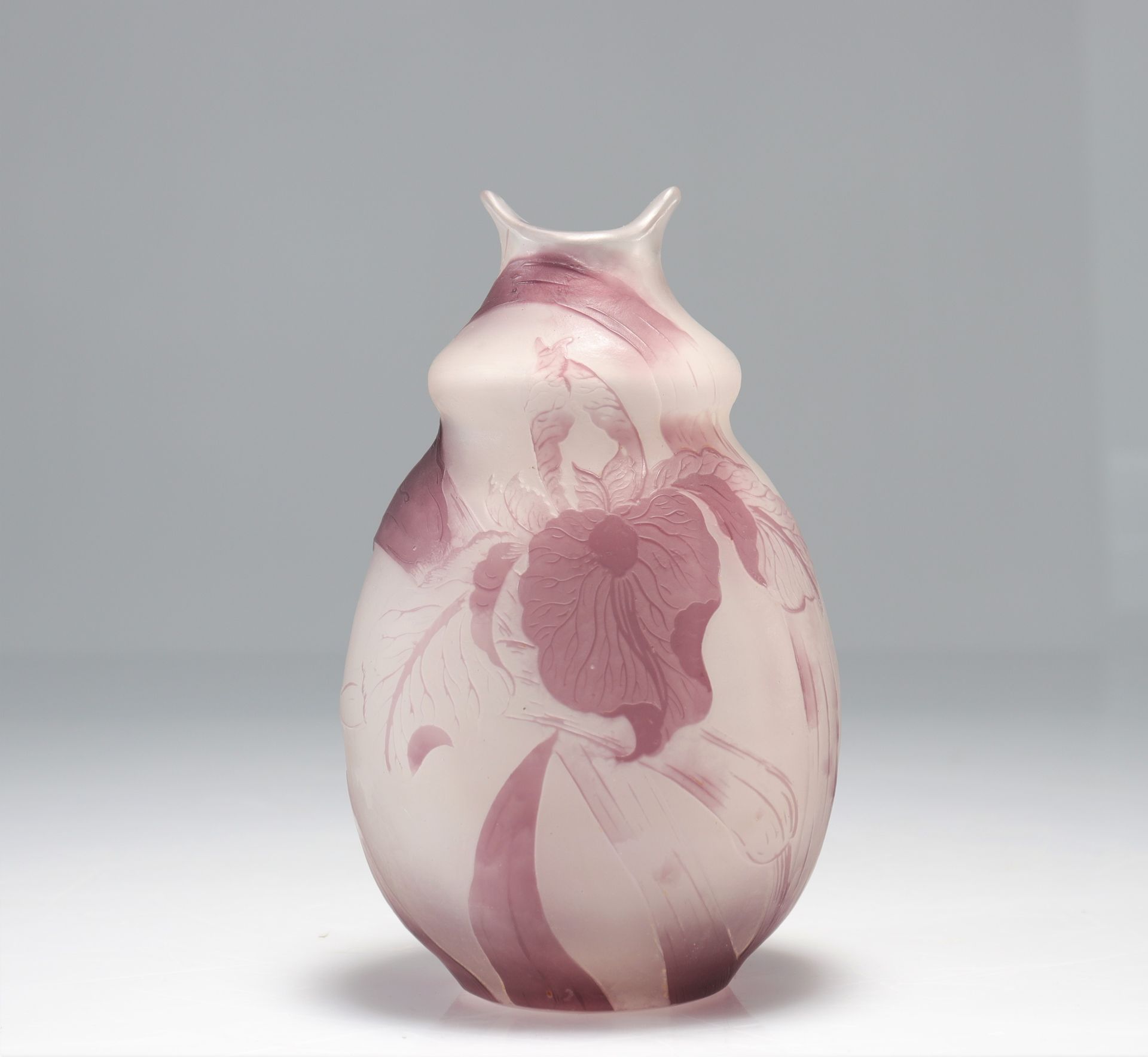 Null Emile Gallé mehrschichtige Vase mit Iris-Dekor, säurefrei
Gewicht: 650 g
Re&hellip;