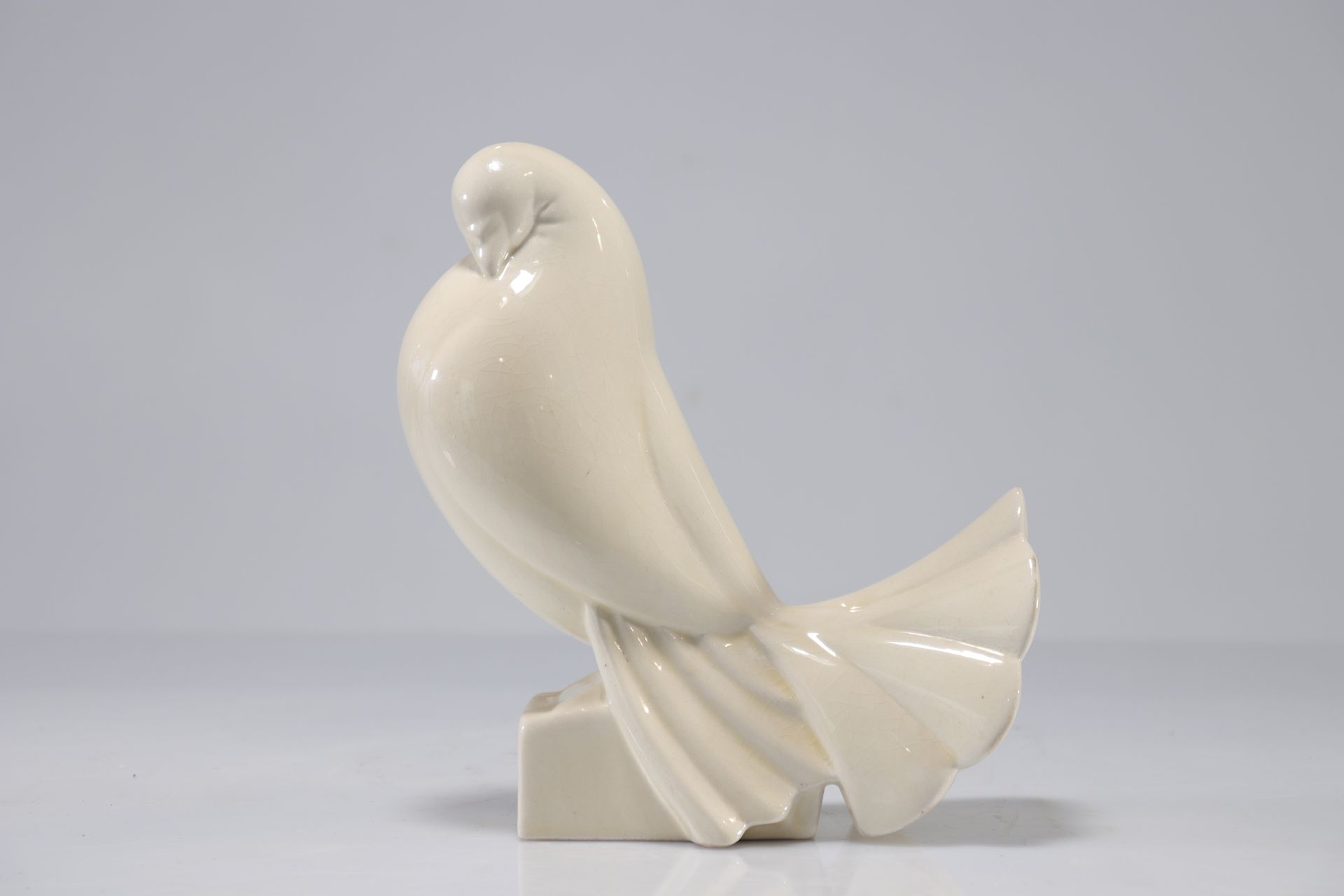 Null Jean et Jacques ADNET (1900-1984) - 裂纹象牙白陶瓷鸽子。
重量: 570克
地区: 法国
尺寸: 高200毫米，宽&hellip;