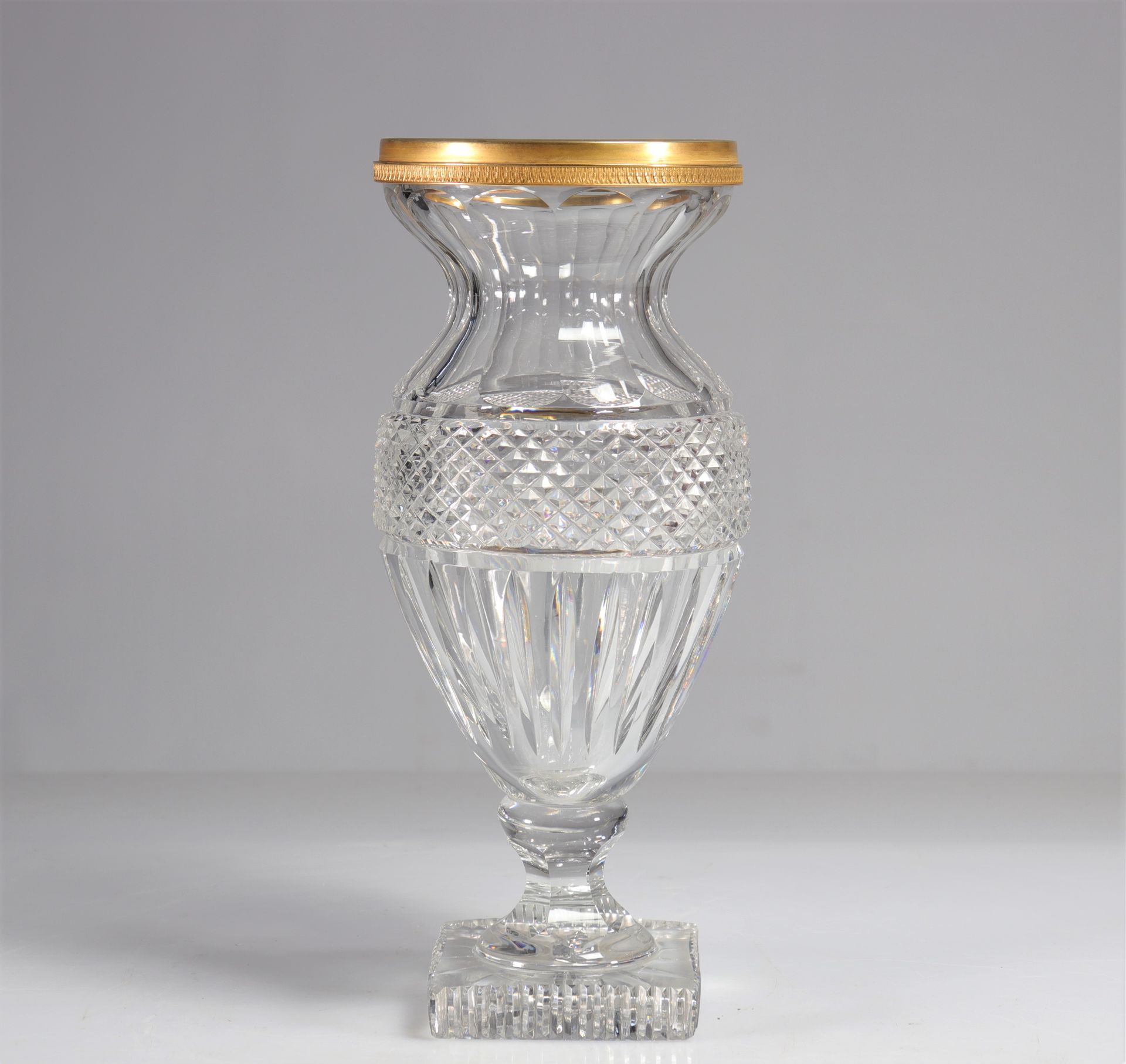 Null 巴卡拉帝国风格的水晶花瓶，带有鎏金铜框。
重量：2.92公斤
地区：法国
尺寸：高320MM，长140MM
状态：初见时：状态良好