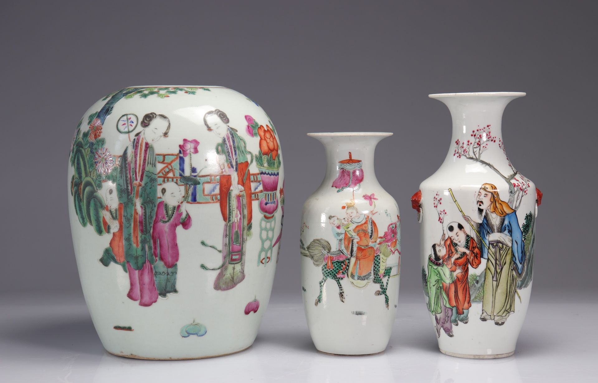 Null Set di 3 vasi in porcellana della famiglia rosa
Peso: 4,10 kg
Regione: Cina&hellip;