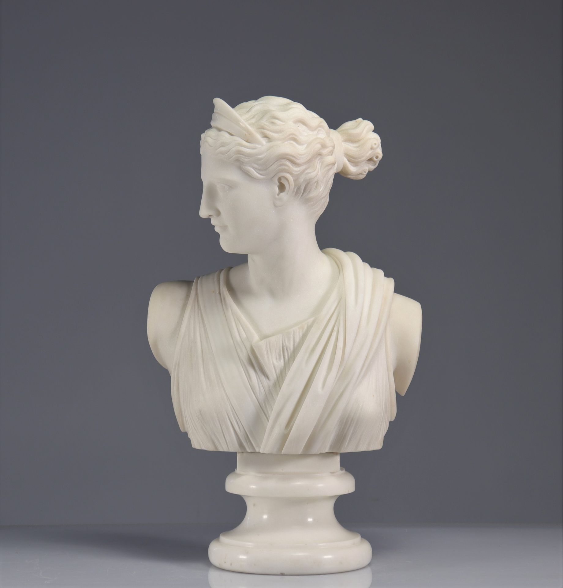 Null Buste de jeune femme en marbre blanc
Poids: 25.60 kg
Région: Europe
Dimensi&hellip;