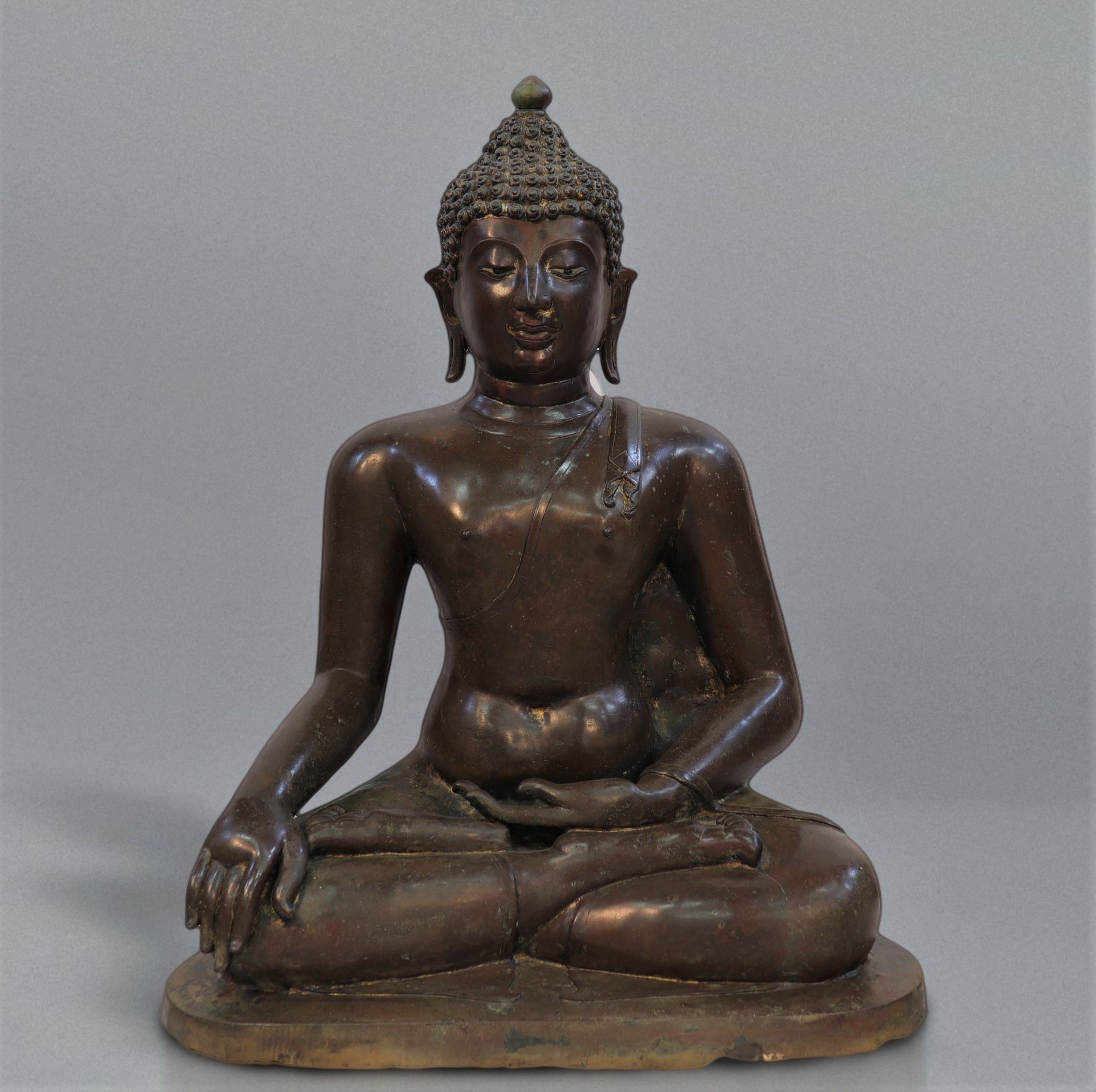Null Imponente e grande statuetta di Buddha Shakyamuni in bronzo con patina marr&hellip;