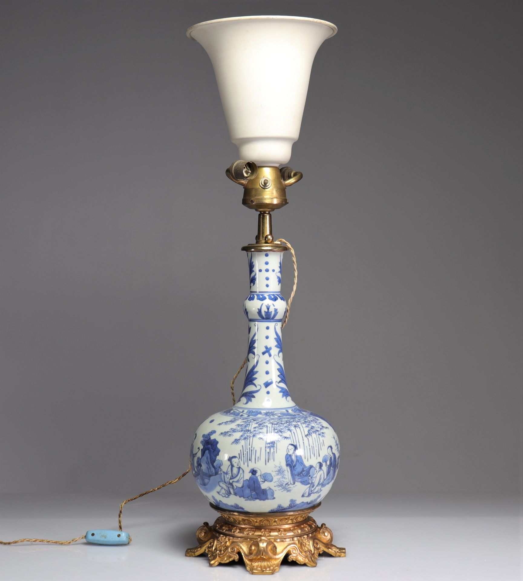 Null Lampe aus weiß-blauem Porzellan, Übergangszeit.
Gewicht: 4.90 kg
Region: Ch&hellip;