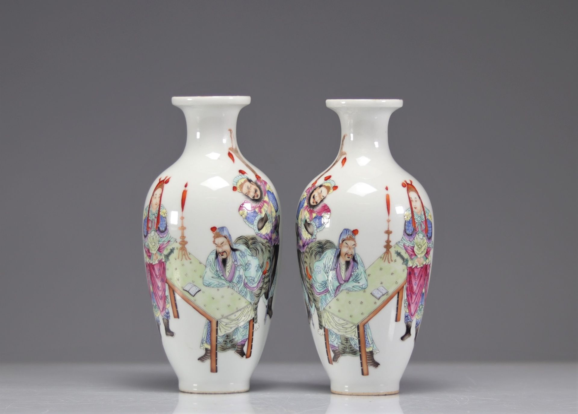 Null 一对民国时期的瓷质人物花瓶
重量：1.07公斤
地区：中国
尺寸：高225毫米x深100毫米
状况：初见时：状况良好