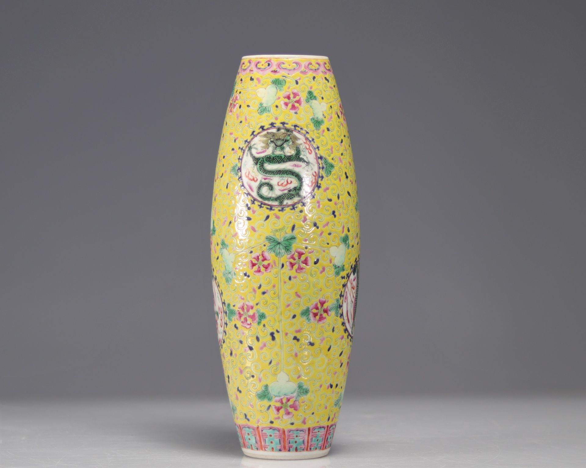 Null Vase aus der rosa Familie mit Drachen und Phönix auf gelbem Grund, Kreismar&hellip;