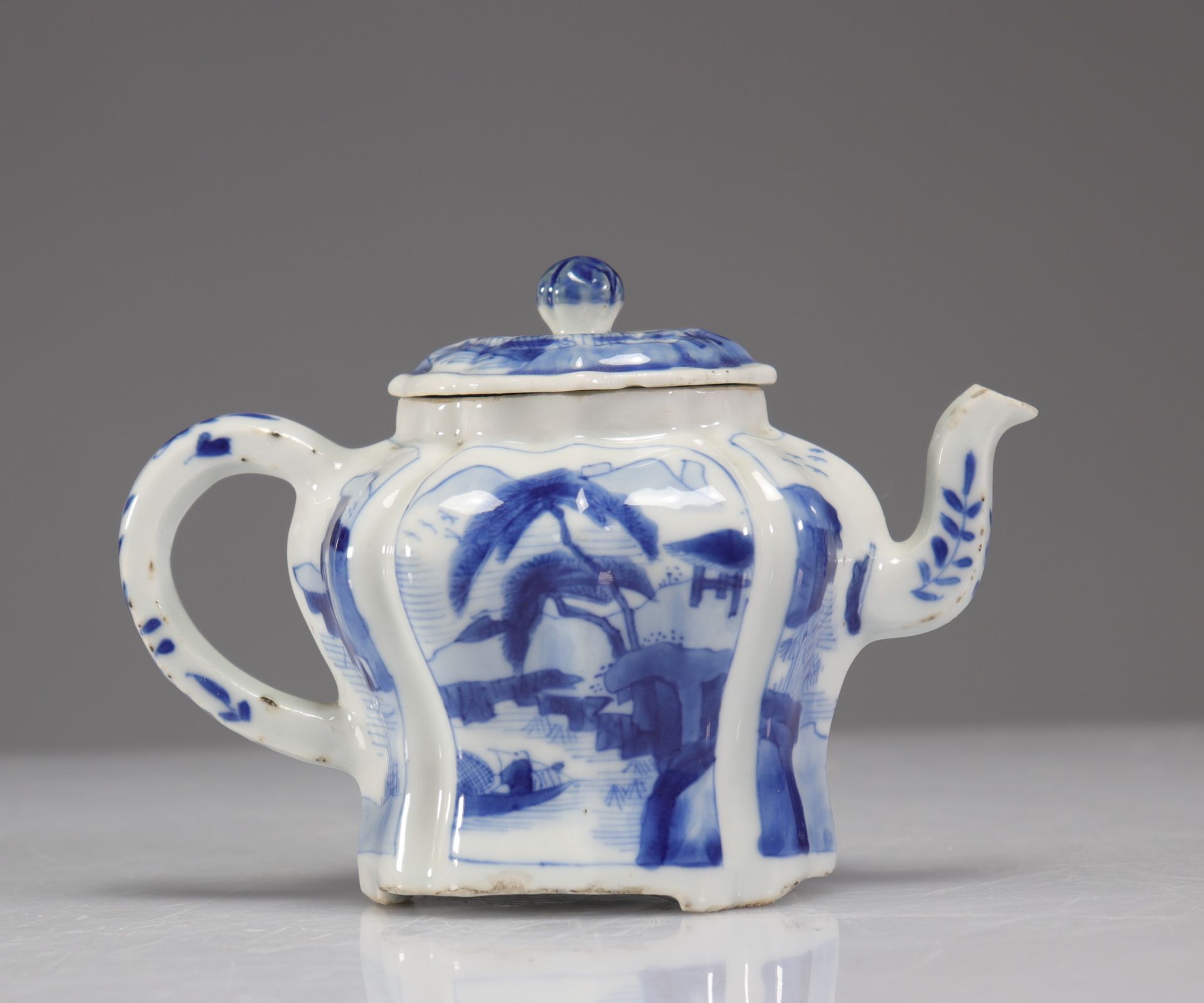 Null 白色和蓝色的茶壶 18世纪
重量：0克
地区：中国
