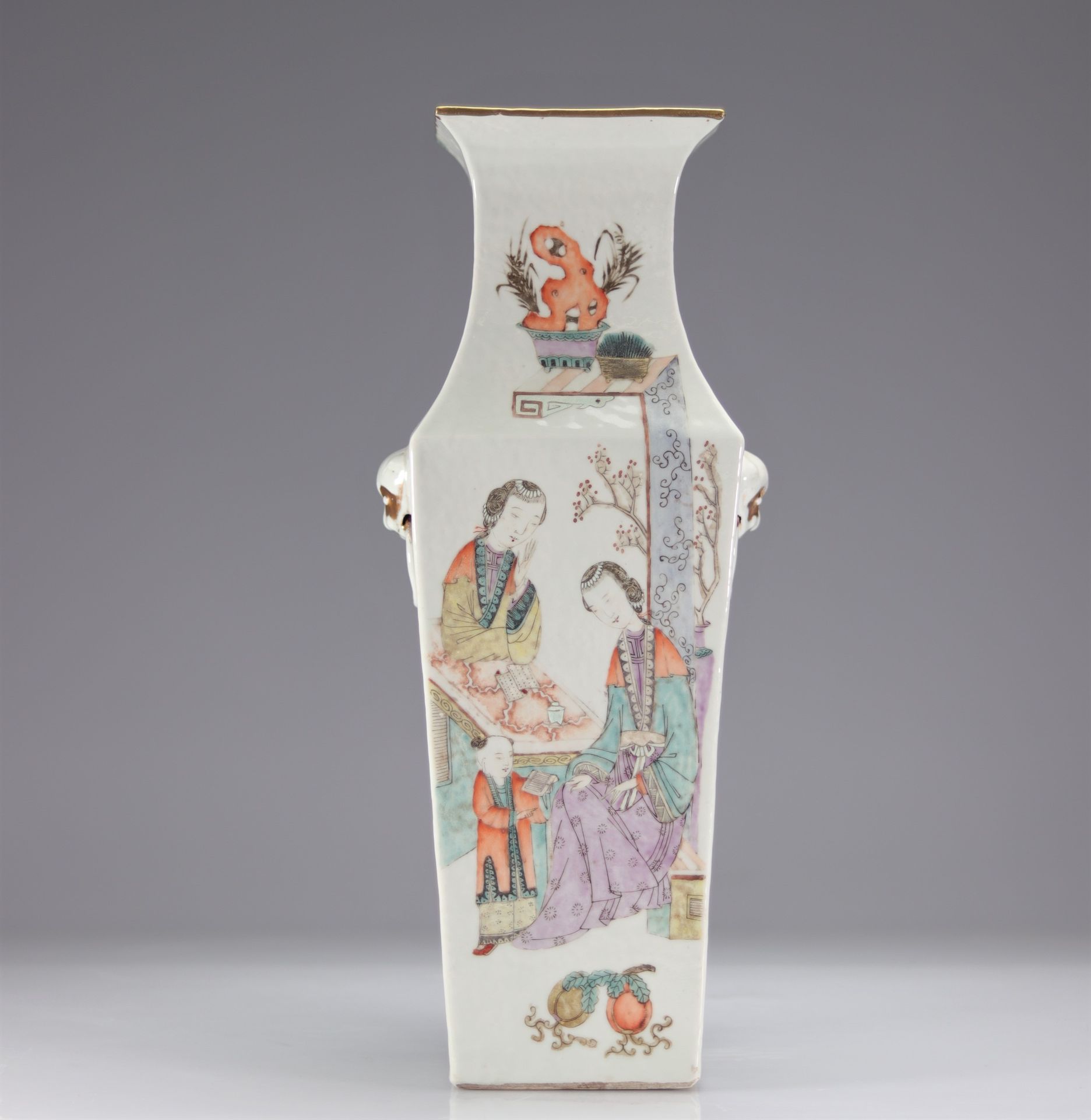 Null 年轻女性装饰的方形瓷器花瓶
重量：3.85公斤
地区：中国
尺寸：高440毫米
状况：颈部有小的修复痕