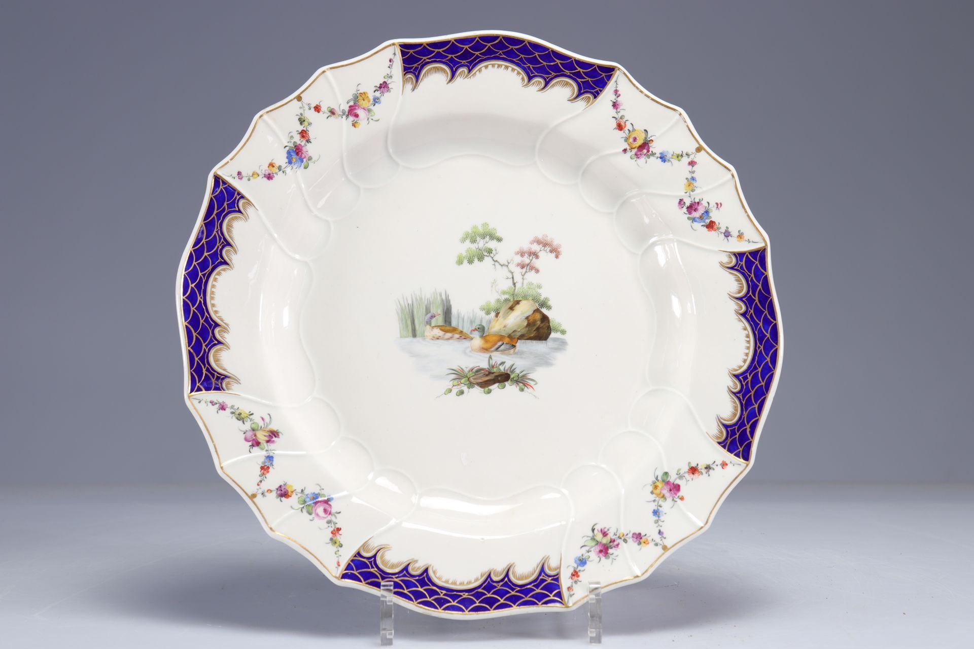Null Grand plat en porcelaine de Tournai XVIIIème décor de canards
Poids: 930 g
&hellip;